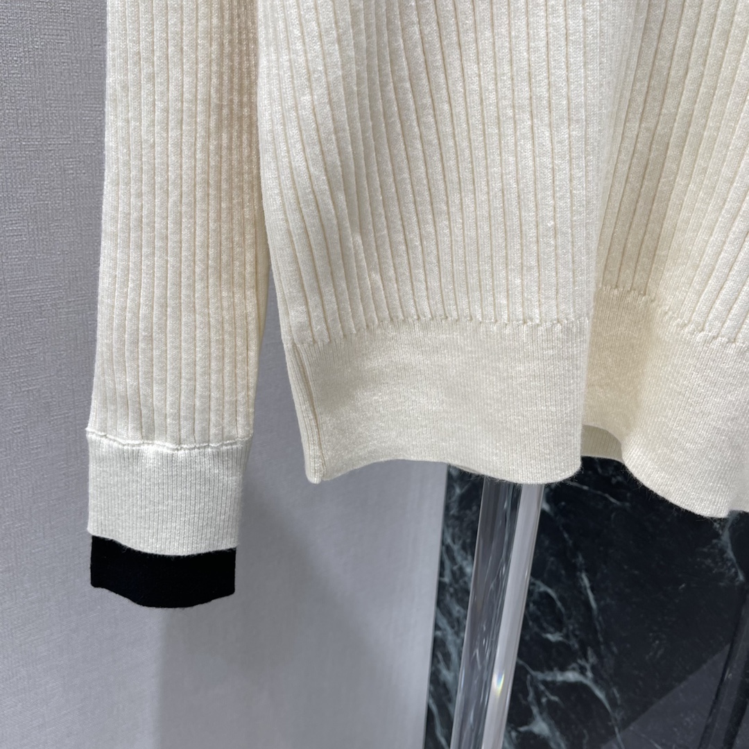 Miu 25秋冬新款 撞色半扣针织上衣 立翻领毛衣版型 套头半开扣设计 撞色袖口点缀突出休闲气质 常规版