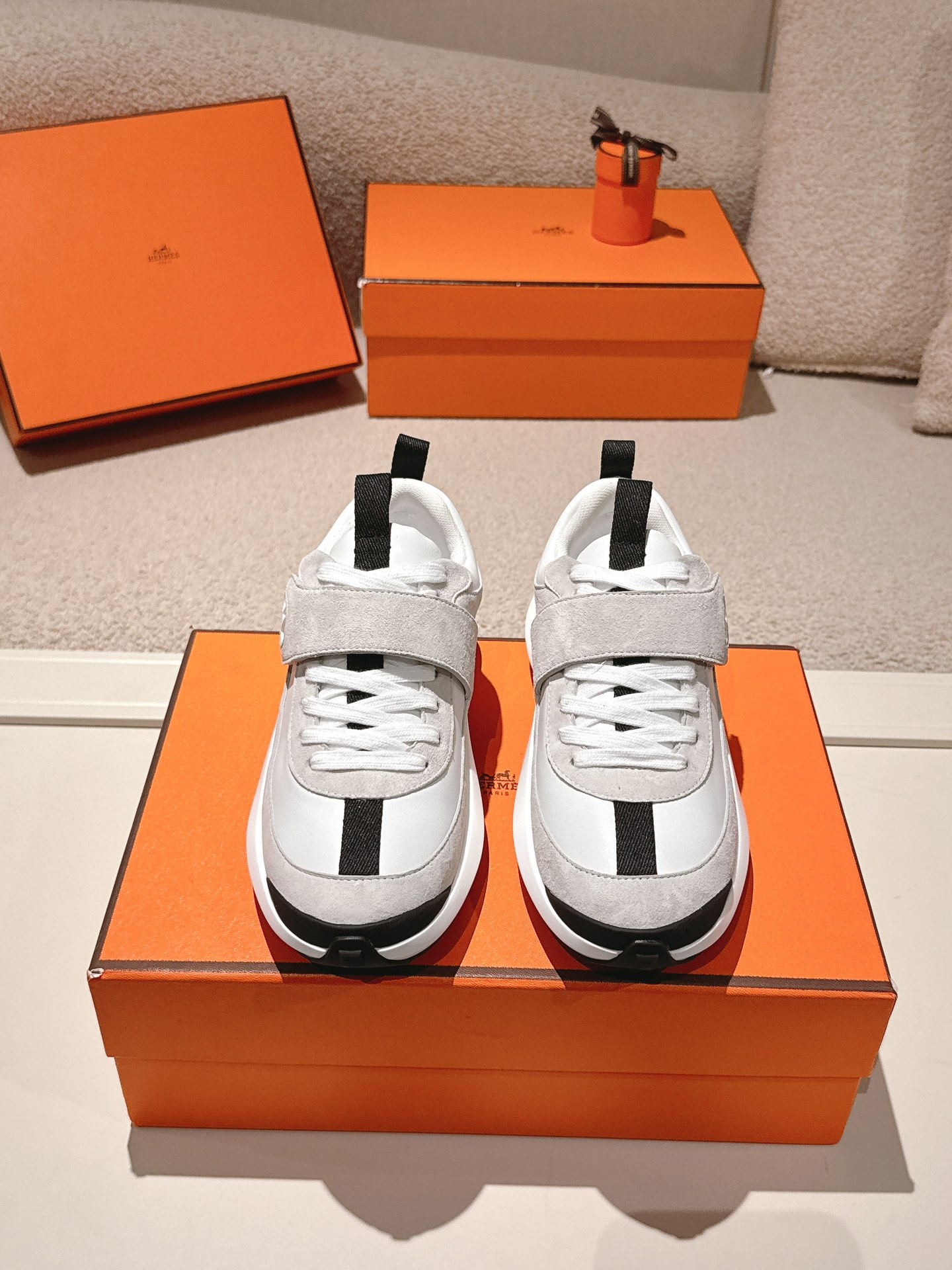 NO:653557,Women's, men's Hermes# 25ss new product Loop casual sports shoes for couples. The upper is made of calfskin with no disconnection. It is luxurious and luxurious. Customized double handle design. Casual sports. Fashionable and versatile. Super comfortable on the feet. The fabric is made of imported cowhide. Imported suede hollow outsole is made of foam shock-absorbing midsole + TPU base double-layer combination. Size 35-45, casual shoes/sports shoes, hermes, sneakers, cowhide, chamois leather19860909女款,男款 Hermes# 25ss新品 Loop情侣休闲运动鞋 鞋面整圈头层小牛皮无断接大气奢华 定制双提环设计 休闲运动 时尚百搭 上脚超级舒适 面料采用进口牛皮 进口麂皮镂空 大底采用发泡减震中底+TPU底片双层组合 码数35-45,休闲鞋/运动鞋,hermes,sneakers,cowhide,chamois leather,Women's Shoes