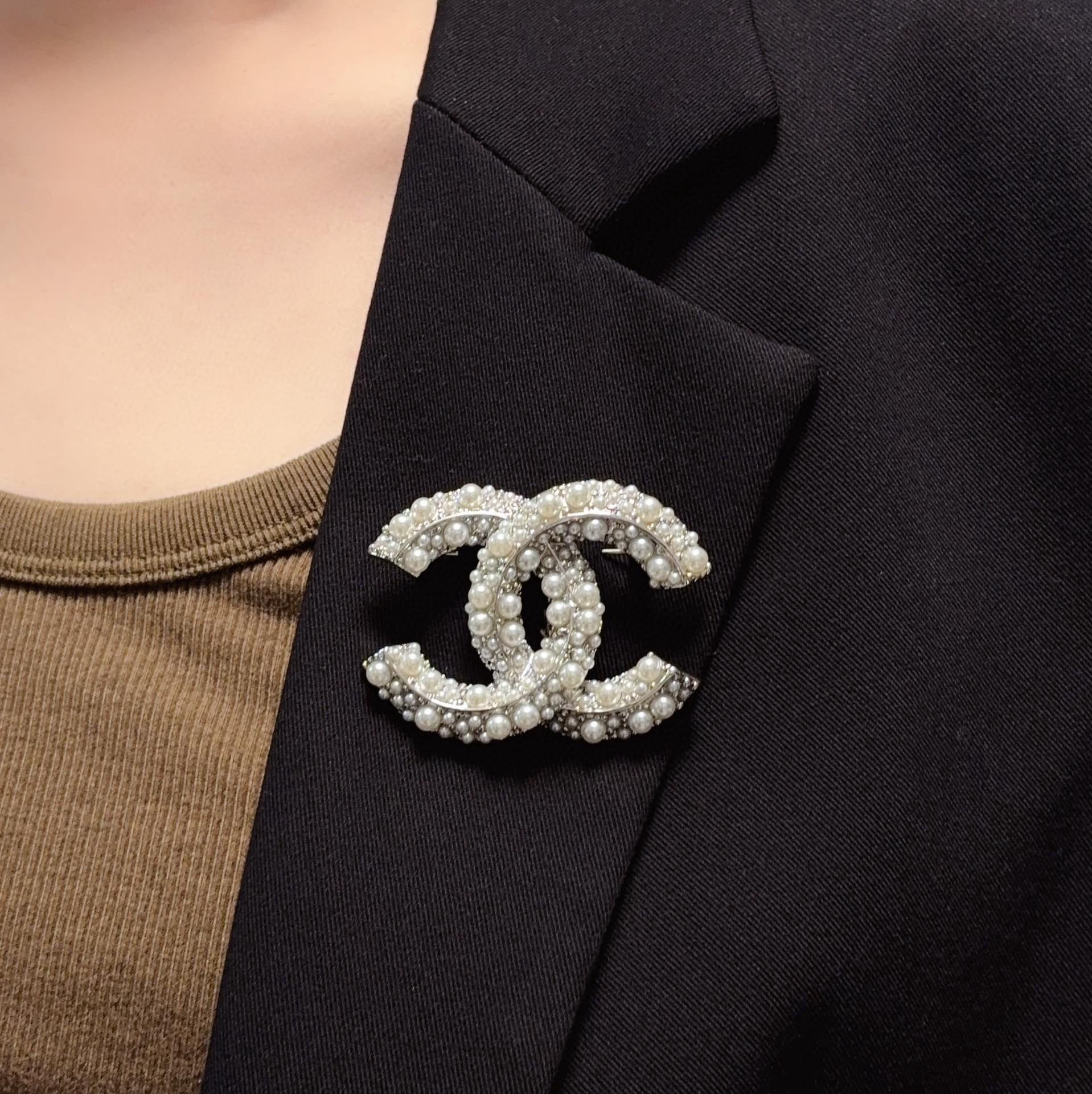NO:381771,CHANEL Xiaoxiang The new style of the counter is equipped with new silver pearl millet bead Chanel brooch, which is the jewelry that understands women the most. Women who devote all their efforts to be themselves often cherish the meaning of the brooch more. Ms. Chanel pins the brooch on the hat and tells those fashionable ladies who imitate her [breast is very practical, it can be pinned on the suit collar, pocket, hat, belt or evening dress, jewelry quality, chanel, chanel, business suit, brooch, breastpin, hats19860909CHANEL小香 专柜新款同步上新银色珍珠小米珠香奈儿胸针,是最懂女人的饰物.那些倾注了全部心血去做自己的女人,往往更珍惜胸针的意义.香奈儿女士把胸针别在帽子上,并告诉那些模仿她的时髦女士们[胸针可是非常实用,它可以别在西装领上、口袋上、帽子上、腰带上或者是晚礼服上,饰品精品,chanel,chanel,business suit,brooch，breastpin,hats,Jewelry