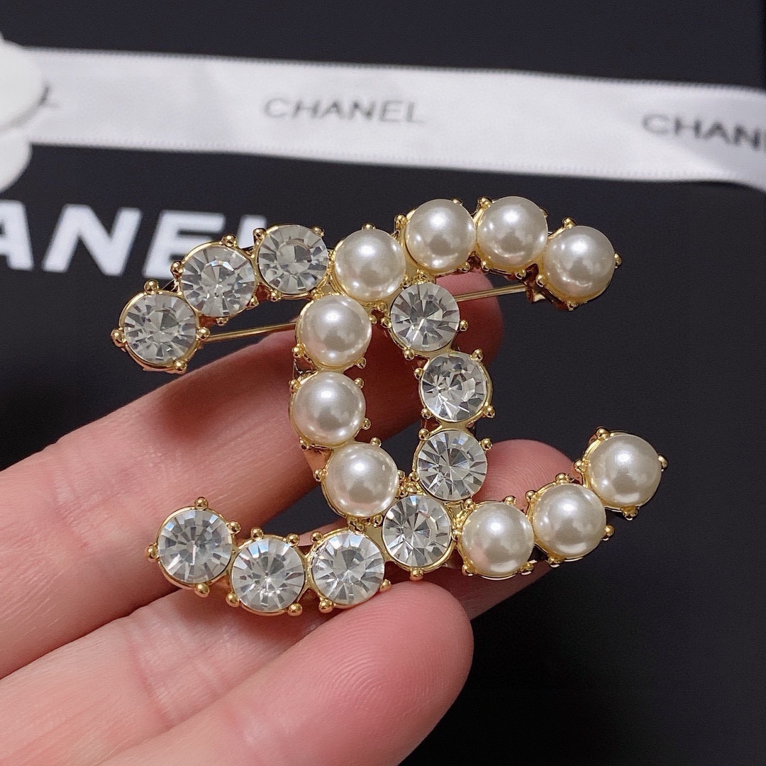 NO:381776,CHANEL Xiaoxiang The new style of the counter is the jewelry that understands women the most. Women who devote all their efforts to be themselves often cherish the meaning of the brooch more. Ms. Chanel pins the brooch on the hat and tells those fashionable ladies who imitate her [breast is very practical, it can be pinned on the suit collar, pocket, hat, belt or evening dress, jewelry quality, chanel, chanel, business suit, brooch, breastpin, hats19860909CHANEL小香 专柜新款同步上新香奈儿胸针,是最懂女人的饰物.那些倾注了全部心血去做自己的女人,往往更珍惜胸针的意义.香奈儿女士把胸针别在帽子上,并告诉那些模仿她的时髦女士们[胸针可是非常实用,它可以别在西装领上、口袋上、帽子上、腰带上或者是晚礼服上,饰品精品,chanel,chanel,business suit,brooch，breastpin,hats,Jewelry