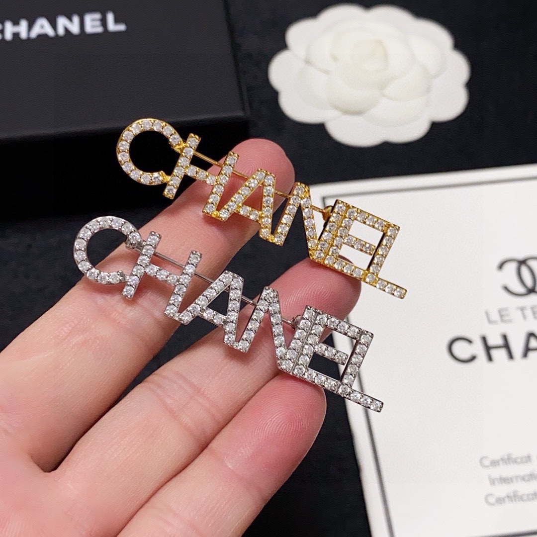 NO:381785,CHANEL Xiaoxiang The new style of the counter is a chanel brooch that is fully equipped with diamond letters. It is the jewelry that understands women the most. Women who devote all their efforts to be themselves often cherish the meaning of the brooch more. Ms. Chanel pins the brooch on the hat and tells those fashionable ladies who imitate her [breast is very practical, it can be pinned on the suit collar, pocket, hat, belt or evening dress, jewelry quality, chanel, chanel, business suit, brooch, breastpin, hats19860909CHANEL小香 专柜新款同步镶满钻字母香奈儿胸针,是最懂女人的饰物.那些倾注了全部心血去做自己的女人,往往更珍惜胸针的意义.香奈儿女士把胸针别在帽子上,并告诉那些模仿她的时髦女士们[胸针可是非常实用,它可以别在西装领上、口袋上、帽子上、腰带上或者是晚礼服上,饰品精品,chanel,chanel,business suit,brooch，breastpin,hats,Jewelry