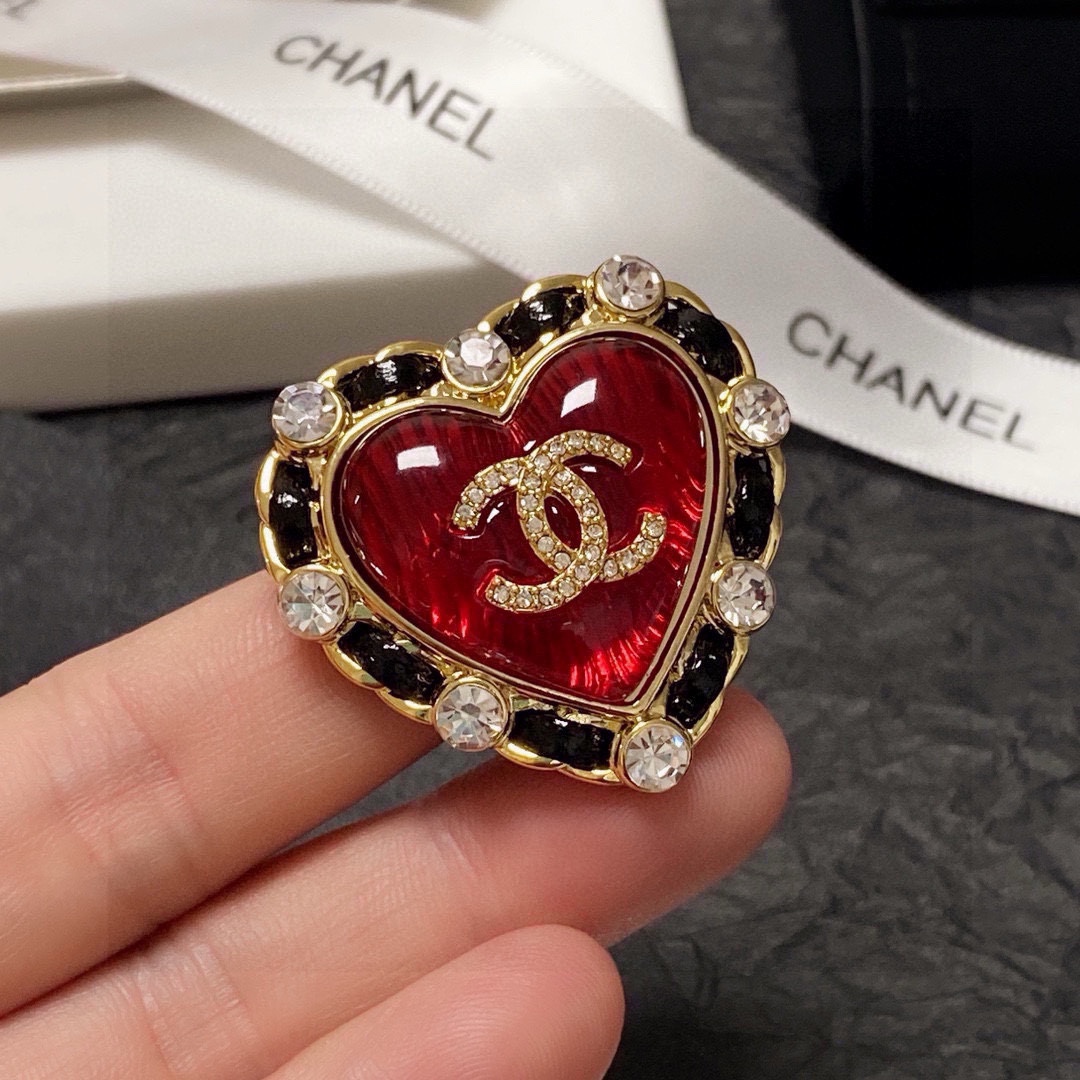 NO:381790,CHANEL Xiaoxiang The new love red Chanel brooch is the jewelry that understands women the most. Women who devote all their efforts to be themselves often cherish the meaning of the brooch more. Ms. Chanel pinned the brooch on the hat and told those fashionable ladies who imitated her [breasts are very practical, they can be pinned on the suit collar, pocket, hat, belt or evening dress, jewelry boutique, chanel, chanel, business suit, brooch, breastpin, hats19860909CHANEL小香 专柜新款爱心红色香奈儿胸针,是最懂女人的饰物.那些倾注了全部心血去做自己的女人,往往更珍惜胸针的意义.香奈儿女士把胸针别在帽子上,并告诉那些模仿她的时髦女士们[胸针可是非常实用,它可以别在西装领上、口袋上、帽子上、腰带上或者是晚礼服上,饰品精品,chanel,chanel,business suit,brooch，breastpin,hats,Jewelry