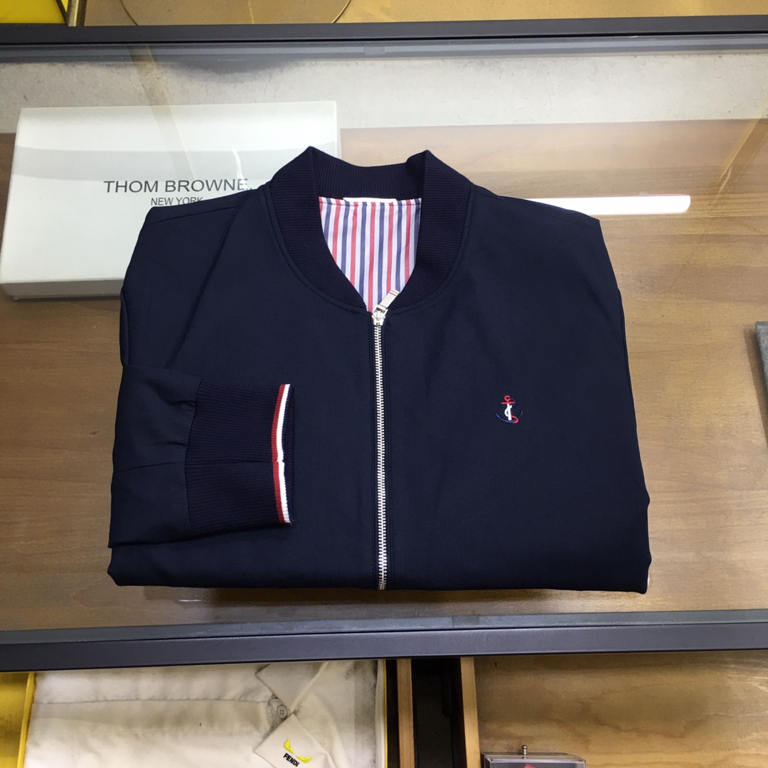 NO:569468,[New product launch] 'TB/Tom Brown' 25 fashion flight jacket!  The fabrics are selected from VBC Vidal imported wool and merino wool raw materials imported from Australia. The wool blended fabric feels soft, delicate and smooth, has a clear texture, has an elegant luster, has excellent wrinkle resistance and shape retention, has high strength and elastic recovery capabilities, is anti-wrinkle, non-ironing, non-sticky, anti-static and anti-pilling.  The details of the auxiliary materials are made of cutting-edge electroplating alloy technology, and the selected rack-plated hardware is engraved with exquisite patterns and has excellent gloss and anti-oxidation properties. The overall shape design of the design points perfectly follows the tone of Tom Brown's modern fashionism, interpreting urban noble fashion to the extreme. The classic red, white and blue ribbon elements embellish the cuffs and back collar.   The bag mouth and striped lining are soul-like embellishments that highlight the brand's characteristics. The overall shape is clean and neat, and the upper body can easily highlight the temperament and fashion sense. It is both capable and handsome but also casual and comfortable!  The classic red, white and blue elements are perfectly interpreted. The latest red, white and blue anchor on the chest is presented in the form of embroidery. The details highlight the elements. The pocket webbing design is a very unique detail, and the embellishment of the metal zipper enhances the sense of quality!  The upper body effect is excellent, and it can be mixed and matched for commuting or leisure. There is no age limit. It can interpret the ultra-stylish urban elite feeling. It is a fashionable item with high controllability!  Color: dark blue!  Size 48-56, size 50, shoulder width 48.5, bust 112, sleeve length 61.5, clothing length 67,,thom browne,jackets & coats,jackets & coats,alexander wang19860909【新品上市】《TB/汤姆*布朗》 25时装款飞行夹克外套！ 面料甄选VBC维达来进口羊毛料,澳洲进口的美利奴羊毛原料,羊毛混纺面料手感柔软细腻爽滑,肌理清晰,具有典雅的光泽,抗皱性和保形性极好,具有较高的强度与弹性恢复能力,抗皱免烫、不粘毛、 抗静电和抗起球的功能. 辅料细节采用顶尖电镀合金工艺制作,优选的挂镀五金,上面镌刻有精美图案,具有极好的光泽感和抗氧化性. 设计点整体的形态设计,完美沿袭了汤姆*布朗现代时尚主义基调,将都市高贵时尚阐释到极致,经典的织带红白蓝元素点缀袖口 后领 袋口,条纹衬里,属于灵魂式的点缀,凸显了品牌特质,整体的造型干净利落,上身极易凸显气质和时髦感,即干练帅气亦随性惬意！经典的红白蓝元素得到完美诠释,胸前最新的红白蓝船锚以刺绣体形态呈现,细节之处尽显元素亮点,袋口织带设计,非常别致的细节,金属拉链的点缀提升了品质感！ 上身效果出色,即通勤亦休闲混搭,无年龄层次限定,可以诠释出超具型格的都市精英感,属于驾驭度极高的时髦单品！ 颜色:深蓝色！ 尺码48-56 50码 肩宽48.5 胸围112 袖长61.5 衣长67,,thom browne,jackets & coats,jackets & coats,alexander wang,Men's clothing