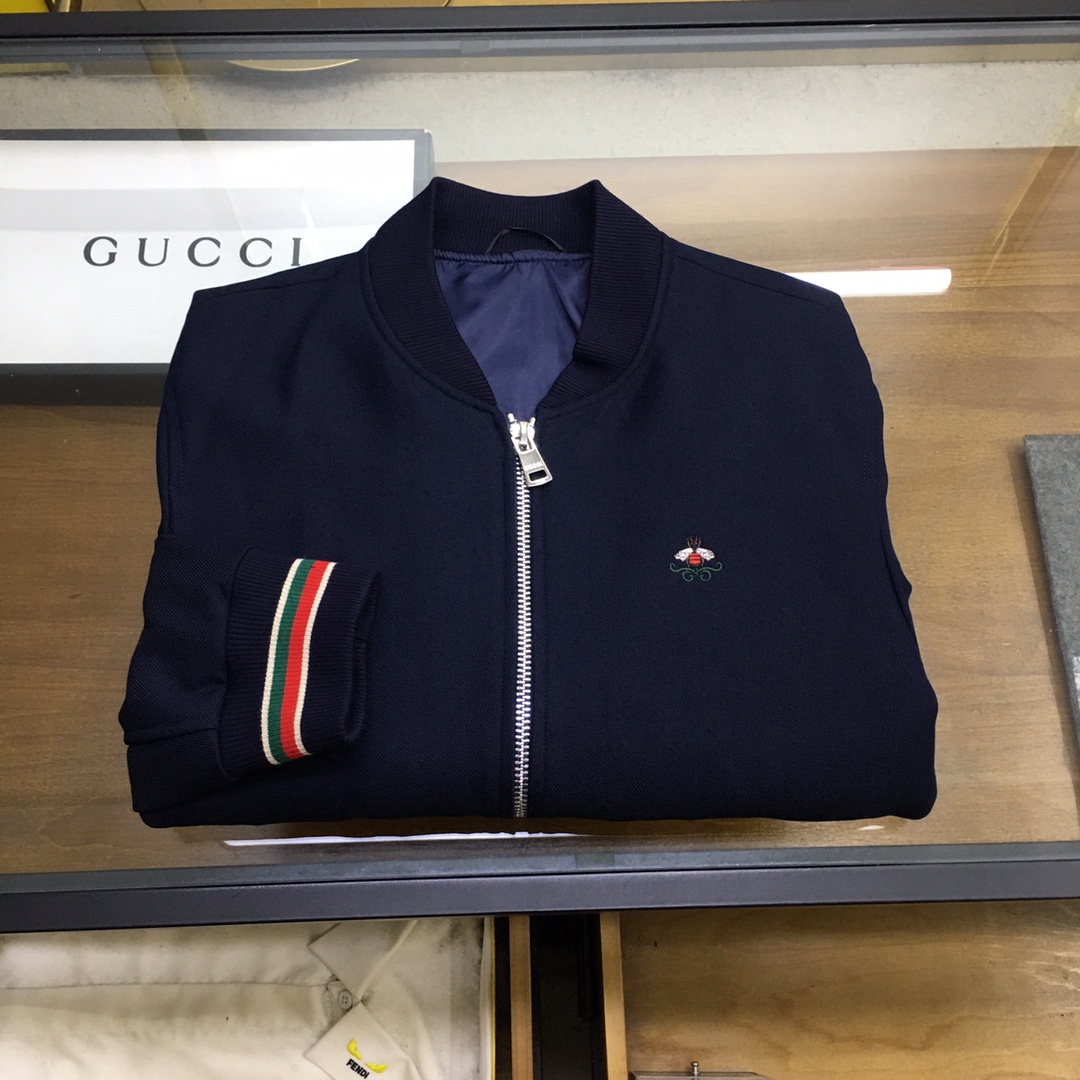 NO:569473,[New product launch] 'Gu.ci' 25 fashion flight jackets!  The fabrics are selected from VBC Vidal imported wool and merino wool raw materials imported from Australia. The wool blended fabric feels soft, delicate and smooth, has a clear texture, has an elegant luster, has excellent wrinkle resistance and shape retention, has high strength and elastic recovery capabilities, is anti-wrinkle, non-ironing, non-sticky, anti-static and anti-pilling.  The details of the auxiliary materials are made of cutting-edge electroplating alloy technology, and the selected rack-plated hardware is engraved with exquisite patterns and has excellent gloss and anti-oxidation properties. The overall shape design of the design points perfectly follows the tone of Gu.ci's modern fashionism, interpreting urban noble fashion to the extreme. The classic red, white and blue ribbon elements embellish the cuffs and back collar.   The bag mouth and striped lining are soul-like embellishments that highlight the brand's characteristics. The overall shape is clean and neat, and the upper body can easily highlight the temperament and fashion sense. It is both capable and handsome but also casual and comfortable!  The classic red, white and blue elements are perfectly interpreted. The latest red, white and blue anchor on the chest is presented in the form of embroidery. The details highlight the elements. The pocket webbing design is a very unique detail, and the embellishment of the metal zipper enhances the sense of quality!  The upper body effect is excellent, and it can be mixed and matched for commuting or leisure. There is no age limit. It can interpret the ultra-stylish urban elite feeling. It is a fashionable item with high controllability!  Color: dark blue!  Size 48-56, size 50, shoulder width 48.5, bust 112, sleeve length 61.5, clothing length 67,,jackets & coats,jackets & coats,alexander wang19860909【新品上市】《Gu.ci》 25时装款飞行夹克外套！ 面料甄选VBC维达来进口羊毛料,澳洲进口的美利奴羊毛原料,羊毛混纺面料手感柔软细腻爽滑,肌理清晰,具有典雅的光泽,抗皱性和保形性极好,具有较高的强度与弹性恢复能力,抗皱免烫、不粘毛、 抗静电和抗起球的功能. 辅料细节采用顶尖电镀合金工艺制作,优选的挂镀五金,上面镌刻有精美图案,具有极好的光泽感和抗氧化性. 设计点整体的形态设计,完美沿袭了Gu.ci现代时尚主义基调,将都市高贵时尚阐释到极致,经典的织带红白蓝元素点缀袖口 后领 袋口,条纹衬里,属于灵魂式的点缀,凸显了品牌特质,整体的造型干净利落,上身极易凸显气质和时髦感,即干练帅气亦随性惬意！经典的红白蓝元素得到完美诠释,胸前最新的红白蓝船锚以刺绣体形态呈现,细节之处尽显元素亮点,袋口织带设计,非常别致的细节,金属拉链的点缀提升了品质感！ 上身效果出色,即通勤亦休闲混搭,无年龄层次限定,可以诠释出超具型格的都市精英感,属于驾驭度极高的时髦单品！ 颜色:深蓝色！ 尺码48-56 50码 肩宽48.5 胸围112 袖长61.5 衣长67,,jackets & coats,jackets & coats,alexander wang,Men's clothing