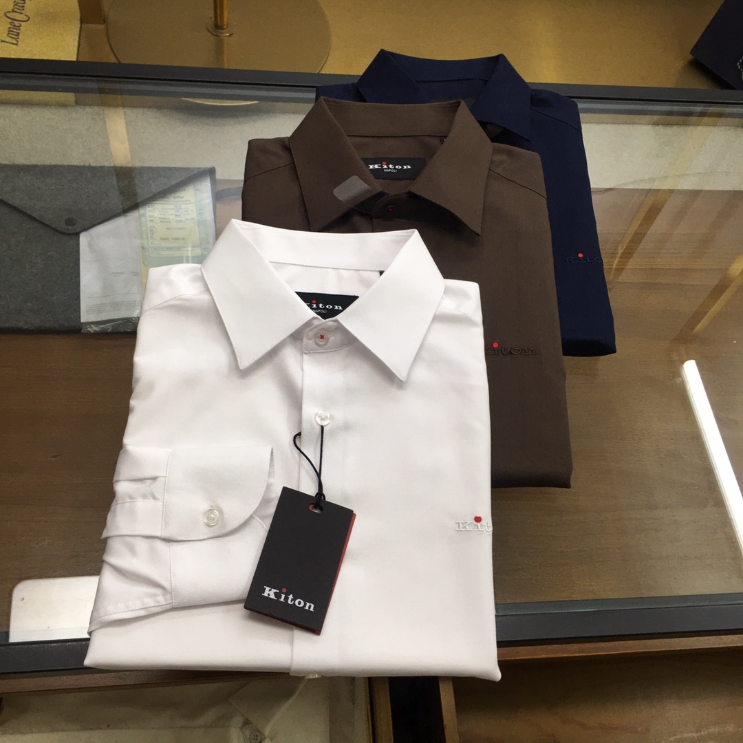 NO:569496,New shirt [Kito..n...] 25SS early autumn men's business casual poplin cotton shirt, pure blood, official new product in 25 years, classic evergreen ace product!  A shirt that is very in line with the aesthetic tone. The styling design perfectly follows the essence. The iconic embroidery logo process is quite recognizable and flaunts your identity!  The top-notch poplin fabrics are supplied by customers. They are made of high-quality cotton raw materials with excellent light. They are custom-woven and dyed in a century-old workshop. They are full of cotton feel, comfortable and breathable, extremely delicate to the touch, and have excellent skin-friendliness!  The details are exquisite and exquisite, the seams are tight, the tailoring is first-class, every inch is just right, the body is slim and fit, the lines are smooth and clean, it is an invincible and versatile type, both elegant and harmonious, both business and leisure, the compatibility with bottoms is extremely high, it is a must-have basic item for men's wardrobe!  6 colors available, sizes M-3XL, shirts, alexander wang19860909新品衬衫【Kito..n...】 25SS早秋男士商务休闲府绸棉衬衫,纯正血统,25年官方新品,经典常青王牌产物！ 极符合美学基调的一款衬衫,造型设计完美沿袭了精髓,标志性刺绣logo工艺,颇具辨识度且标榜了身份！ 客供顶尖府绸面料,选用光照极好的上等棉花原料,经过百年工坊定织定染而成,棉感十足,舒适性与透气性兼备,触感极为细腻,亲肤性绝佳！ 细节工艺精致考究,严丝合缝,剪裁一流,每一寸都拿捏的恰到好处,修身亦合体,线条感流畅干净,无敌的百搭类型,亦庄亦谐,商务与休闲兼备,与下装兼容空间极高,男人衣橱必备的基础单品！ 6色入 尺码M-3XL,,shirts,alexander wang,Men's clothing