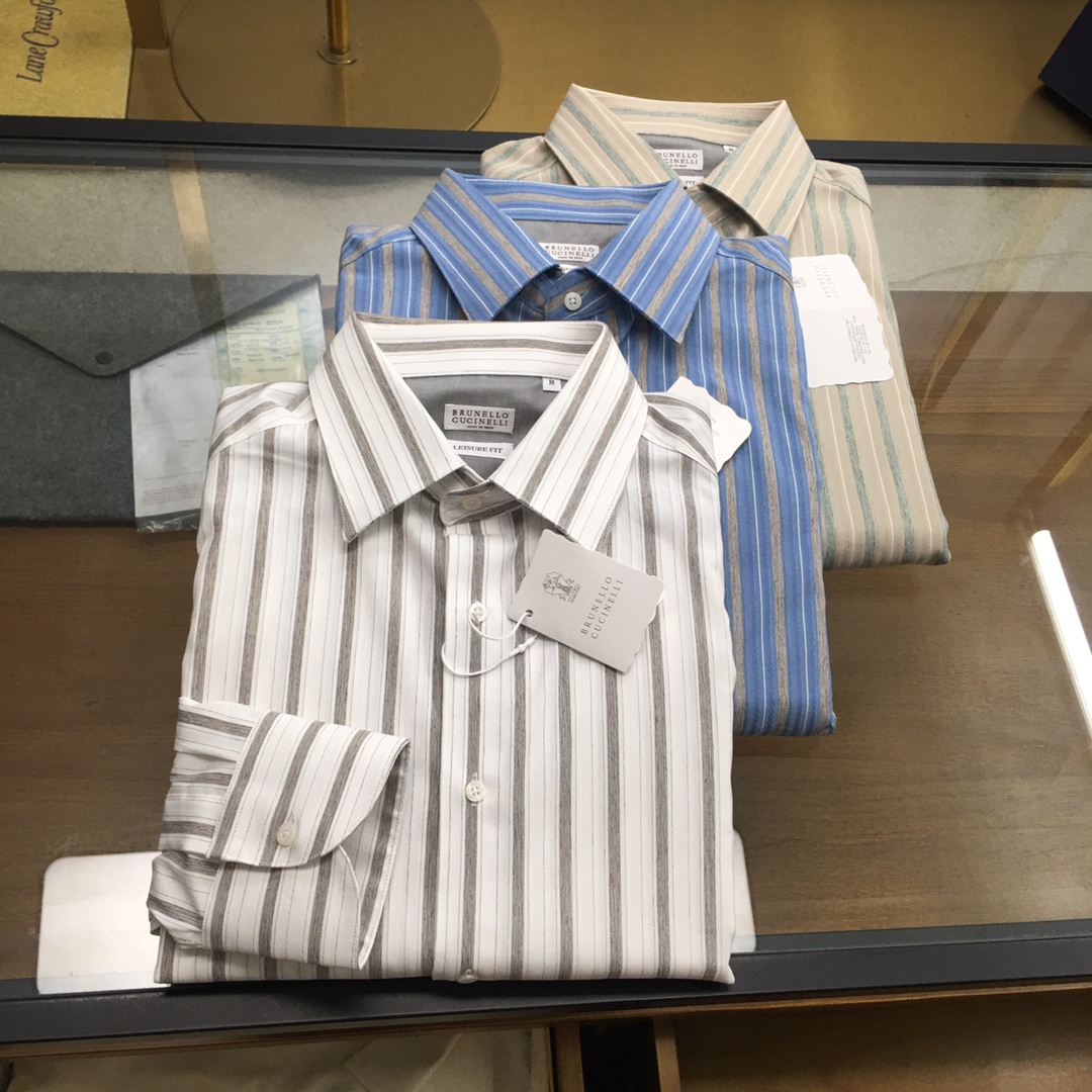 NO:569492,New shirt [BC] 25 autumn and winter new BC vertical striped shirt, high-end men's business casual shirt. Shared by top domestic sales channels, top Italian luxury brand Brunello Cuci*elli. Gentleman's vertical striped design, high-end temperament. Continuing BC's exquisite tailoring technology, a must-have versatile artifact for the wardrobe!  The vertical stripe structure of the body is grand, natural and highly recognizable. It can be perfectly controlled in urban, casual, and business styles. It is high-end and classy, ​​and it is also very eye-catching. It can easily match the concave and convex shape and fashion sense. Whether it is worn inside or outside, this style always feels just right. It is suitable for daily wear and has excellent style!  !  The light and sterile pure cotton has been treated with liquid ammonia. It has a tough and smooth texture. The overall drape is in one go. The upper body has a good silhouette and the lightness is just right. The details are perfect and the daily matching is really high-end!  Size M-3XL Color blue strip Gray strip Green strip M size Bust 106 Shoulder width 43 Sleeve length 63 Clothes length 75 L Size Chest 110 Shoulder width 44 Sleeve length 64 Clothes length 76  3XL, bust 122, shoulder width 47, sleeve length 67, dress length 79. Size recommendation: Wear size M under 130 pounds, wear size L between 130-145 pounds, wear size XL between 145-160 pounds, wear size 2XL between 160-175 pounds, wear size 3XL between 175-185 pounds, brunello cucinelli, shirts, alexander wang19860909新品衬衫【BC】 25秋冬新款BC竖条纹衬衫,高端男士商务休闲衬衣.顶级内销渠道分享,意大利顶级奢侈品牌Brunello Cuci*elli.绅士竖条纹设计,高级气质风范.延续BC精致的剪裁工艺,衣橱必备的百搭神器！ 衣身竖条纹构造,大气,自然,辨识度高.都市风,休闲风,商务风,皆可完美驾驭,高端大气有档次,并且看点也是相当十足,可以轻松的凹凸造型感跟时尚感.无论是内搭还是外穿,此款给人的感觉总是恰到好处,日常穿搭,风格绝佳！！ 轻薄无菌纯棉经过液氨处理,质感硬朗光滑,整体的垂感,一气呵成,上身的挺廓性很好,轻薄程度也是恰到好处.细节打造堪称完美,日常搭配真的非常高级！尺码M-3XL 颜色蓝条 灰条 绿条 M码 胸围106 肩宽43 袖长63 衣长75 L码 胸围110 肩宽44 袖长64 衣长76 XL码胸围114 肩宽45 袖长65 衣长77 2XL码 胸围118 肩宽46 袖长66 衣长78 3XL码 胸围122 肩宽47 袖长67 衣长79 尺码推荐 130斤以内穿M码,130-145斤穿L码,145-160斤穿XL码,160-175斤穿2XL码,175-185斤穿3XL码,,brunello cucinelli,shirts,alexander wang,Men's clothing