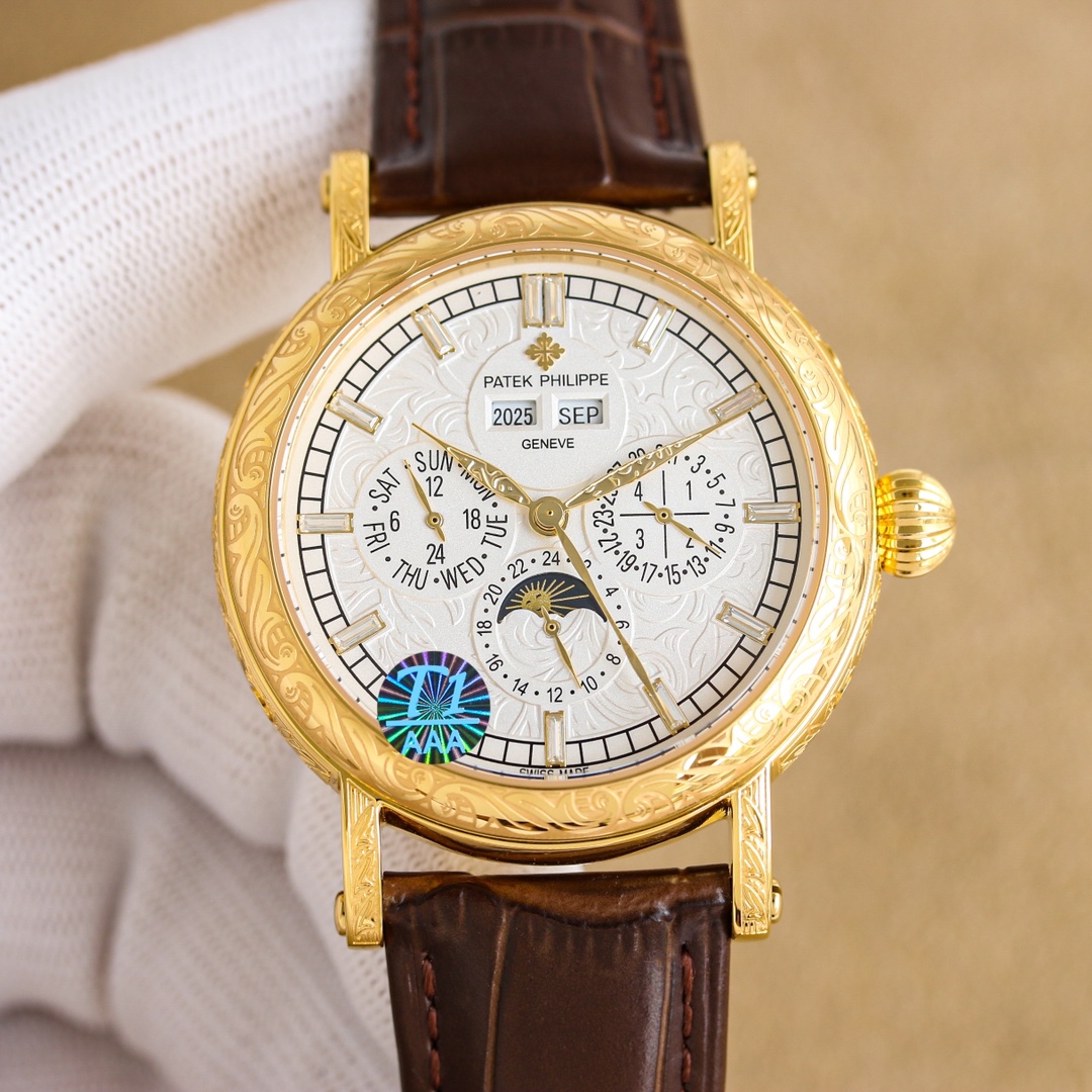 NO:340709,Platinum The beautiful chapters between the wrists of Patek Philippe carved watches In the dazzling galaxy of watchmaking, Patek Philippe carved watches are like the most dazzling star. On the dial, delicate and exquisite carvings are like flowers blooming in time. Every petal and every vein is carefully carved by the watchmaker with magical skills. The carving seems to give the watch life, showing a dynamic beauty between light and shadow. When the light falls gently, the carvings are like a lively elves dancing on the dial, performing a silent luxury dance. 1 Paired with the imported multi-functional movement [non-market domestic movement] (zero rework) function (24 hours, week/star/month) This watch has a power reserve of 38-48 hours.  2 imported 316L stainless steel, using vacuum plating in 18k quality furnace!  3 Paired with exclusive custom square scale cowhide strap 4 wear-resistant scratch-resistant sapphire glass mirror!  530 meters of living waterproof level. Patek Philippe is simple but not simple!  The quality of real-life shooting is consistent!  ,,patek philippe,cowhide19860909白金 百达翡丽雕花腕表腕间的绝美华章 在制表的璀璨星河里,百达翡丽雕花腕表宛如一颗最为耀眼的星辰. 表盘之上,细腻而精致的雕花宛如盛开在时光中的繁花.每一片花瓣、每一道脉络,皆由制表师以鬼斧神工般的技艺精心雕琢.那雕花仿若赋予了腕表生命,在光影交错间,展现出动态的美感.当光线轻轻洒落,雕花之处便似灵动的精灵在表盘上舞动,演绎着一场无声的奢华之舞. 1搭配进口多功能机芯【非市场普通国产机芯】（零返修）功能（24小时,星期/星辰/月份）此腕表拥有38-48小时动力储备. 2进口316L精钢,采用18k品质炉内真空电镀！ 3搭配独家定制方形鳞纹牛皮表带 4耐磨防刮蓝宝石玻璃镜面！ 530米生活防水等级. 百达翡丽（Patek Philippe） 简约而不简单！实物拍摄品质如一！,,patek philippe,cowhide,Watch