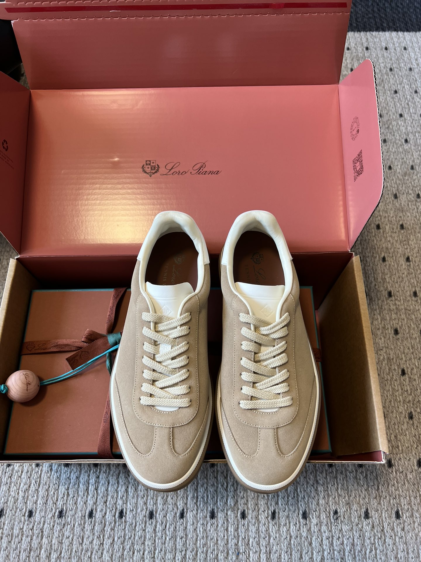 NO:487889,470 Loro piana丨LP Nouo Pianya Tennis Walk Dexue Shoes This new suede tennis shoes adopts an ultra-low top design, suitable for year-round wear and waterproof performance. The edged sole creates a relaxed and charming color combination, harmoniously integrating functionality with low-key personality style. It is an ideal shoe choice for urban dress. The heel is decorated with Kummel color inserts, soft calfskin tongue, imprinted LP logo, cotton shoelaces, custom upper cowhide inner lambskin, original open-molded sole SIZE women's size 35-41 (35.41 custom-made non-return and exchange) men's size 39-46 (39.46 custom-made non-return and exchange), casual shoes/sports shoes, loro piana, loro piana, sneakers, cowhide, sheepskin19860909莞产 男470 Loro piana丨LP诺悠翩雅Tennis Walk 德训鞋 这款新款绒面革网球鞋采用超低帮设计,适合全年穿着,并具有防水性能.包边鞋底营造轻松迷人的色彩组合,将功能性与低调个性风格和谐融合. 是打造都市着装的理想鞋履选择,鞋跟处饰以Kummel色嵌片,柔软小牛皮鞋舌,压印LP徽标,棉质鞋带 鞋面定制牛皮 内里小羊皮 大底原版开模大底 SIZE女码35-41码（35.41定制不退换）男码39-46码（39.46定制不退换）,休闲鞋/运动鞋,loro piana,loro piana,sneakers,cowhide,sheepskin,Women's Shoes