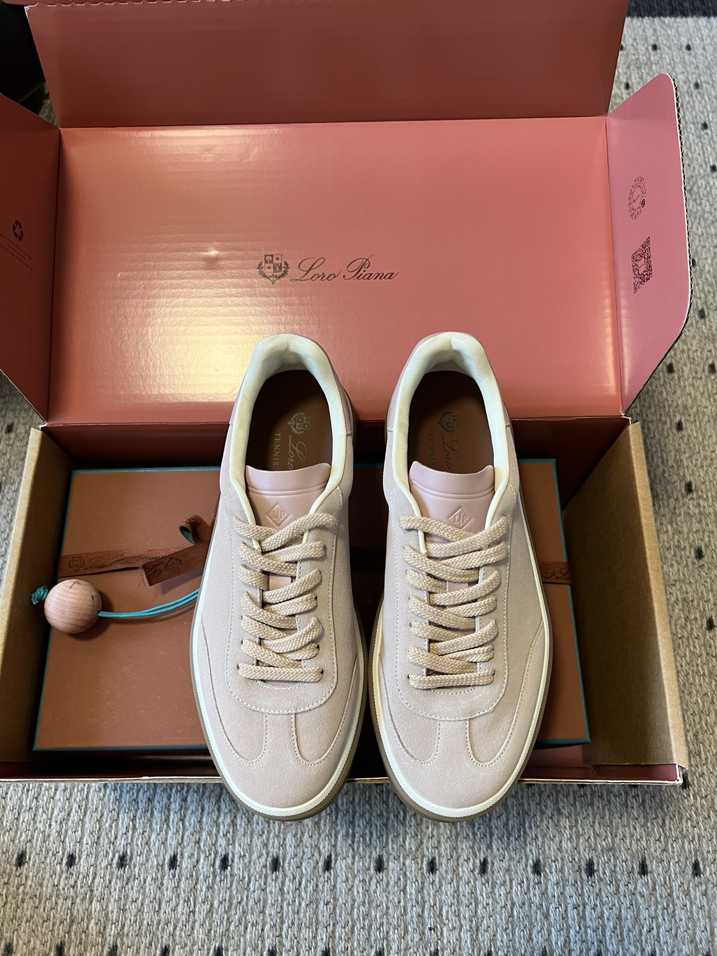 NO:487873,470 Loro piana丨LP Nouo Pianya Tennis Walk Dexue Shoes This new suede tennis shoes are designed with an ultra-low top, suitable for wearing all year round, and have waterproof performance. The edged sole creates a relaxed and charming color combination, harmoniously integrating functionality with low-key personality style. It is an ideal shoe choice for urban clothing. The heel is decorated with Kummel color inserts, soft calfskin tongue, imprinted LP logo, cotton shoelaces, custom upper cowhide inner lambskin, original open-molded sole SIZE women's size 35-41 (35.41 custom-made non-return and exchange) men's size 39-46 (39.46 custom-made non-return and exchange), casual shoes/sports shoes, loro piana, loro piana, sneakers, cowhide, sheepskin19860909莞产 男470 Loro piana丨LP诺悠翩雅Tennis Walk 德训鞋 这款新款绒面革网球鞋采用超低帮设计,适合全年穿着,并具有防水性能.包边鞋底营造轻松迷人的色彩组合,将功能性与低调个性风格和谐融合. 是打造都市着装的理想鞋履选择,鞋跟处饰以Kummel色嵌片,柔软小牛皮鞋舌,压印LP徽标,棉质鞋带 鞋面定制牛皮 内里小羊皮 大底原版开模大底 SIZE女码35-41码（35.41定制不退换）男码39-46码（39.46定制不退换）,休闲鞋/运动鞋,loro piana,loro piana,sneakers,cowhide,sheepskin,Women's Shoes