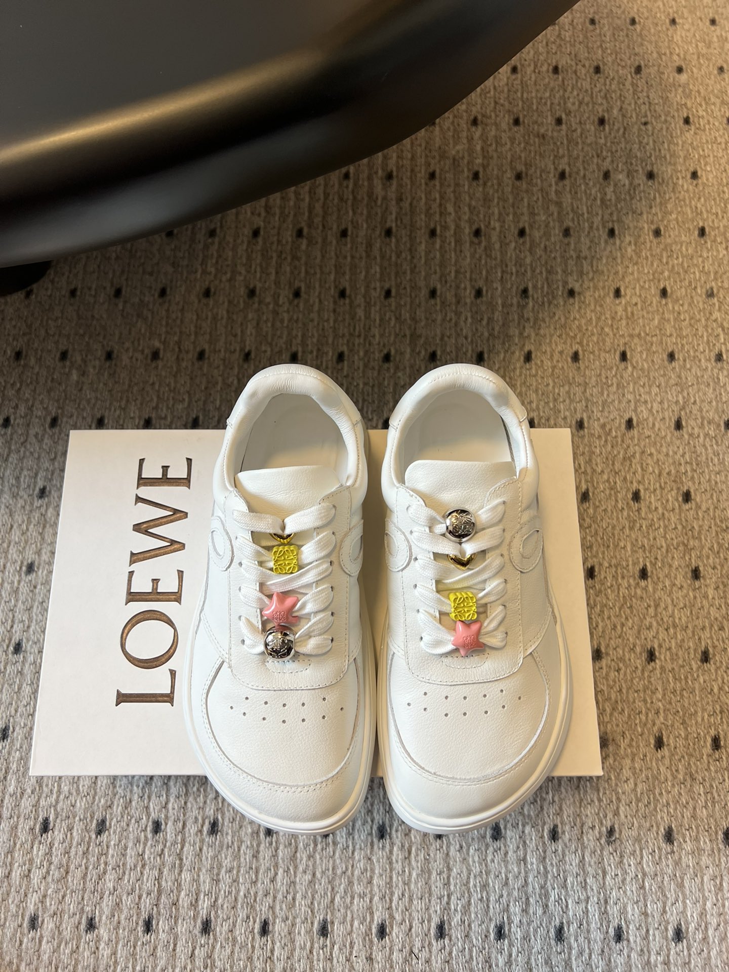 NO:491246,Men's 10 LOEW* LOEW 25ss autumn and winter couples new Jambo board shoes straps retro British style small white shoes Original purchase and development, details are in place. This will be the first explosive version that triggers early autumn, worth having. It has a unique fashion and trendy style. It is highly recommended to buy it. The shoe shape is excellent, the leather is soft and comfortable, it is very comfortable to wear, and it is easy to match. Upper cowhide inner cowhide/mesh cloth, original mold opening sole Size women's size 35-40 (40 custom-made not returned or exchange) Men's size 39-44 (44 custom-made not returned or exchange), casual shoes/sports shoes, loewe, loewe, sneakers, cowhide19860909男10 LOEW* 罗意威 25ss秋冬情侣款 新款Jambo板鞋绑带复古英伦风小白鞋 原版购入开发,细节处理到位.这将是引爆早秋的第一款爆版,值得拥有.独具时尚潮流领先风格,强烈推荐备货入手,鞋型韵味超赞,皮质柔软舒适度极高,上脚非常舒服而且又好搭配 鞋面牛皮 内里牛皮/网布 大底原版开模大底 Size女码35-40（40定制不退换）男码39-44（44定制不退换）,休闲鞋/运动鞋,loewe,loewe,sneakers,cowhide,Women's Shoes