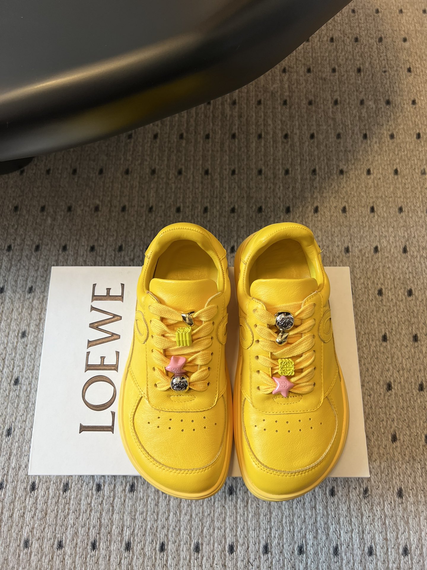 NO:560746,LOEW* Loewe 25ss autumn and winter couple style new Jambo sneakers with straps and retro British style white shoes. The original version was purchased and developed, and the details are in place. This will be the first explosive version to detonate the early autumn, and it is worth owning. It has a unique fashion and trend-leading style. It is highly recommended to stock up. The shoe style is superb, the leather is soft and comfortable, very comfortable on the foot and easy to match. Cowhide upper, cowhide lining/mesh outsole, original molded outsole  Size female size 35-40 (40 customized, non-refundable) male size 39-44 (44 customized, non-refundable), casual shoes/sports shoes, loewe, loewe, sneakers, cowhide19860909LOEW* 罗意威 25ss秋冬情侣款 新款Jambo板鞋绑带复古英伦风小白鞋 原版购入开发,细节处理到位.这将是引爆早秋的第一款爆版,值得拥有.独具时尚潮流领先风格,强烈推荐备货入手,鞋型韵味超赞,皮质柔软舒适度极高,上脚非常舒服而且又好搭配 鞋面牛皮 内里牛皮/网布 大底原版开模大底 Size女码35-40（40定制不退换）男码39-44（44定制不退换）,休闲鞋/运动鞋,loewe,loewe,sneakers,cowhide,Women's Shoes