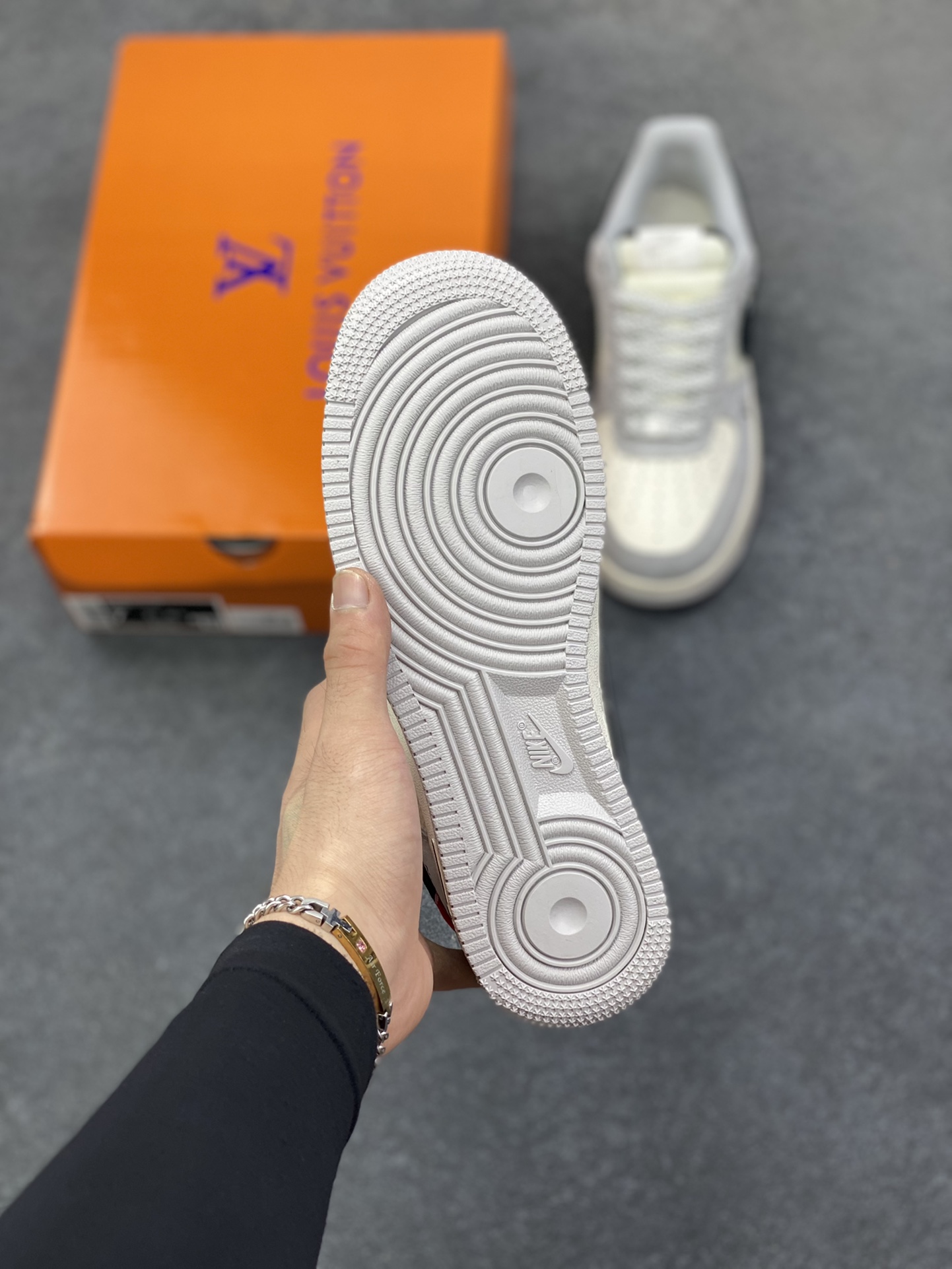 图片[5]-Nike Air Force 1 \’07 Low “LV联名——猪八米灰黑”空军一号 低帮 运动鞋 休闲鞋 折边针车 工艺难度大 原楦头原纸板 原装鞋盒 定制五金配件 内置全掌气垫 原厂鞋底 货号：MZ9588-810 尺码：36 36.5 37.5 38 38.5 39 40 40.5 41 42 42.5 43 44 44.5 45-选品中心