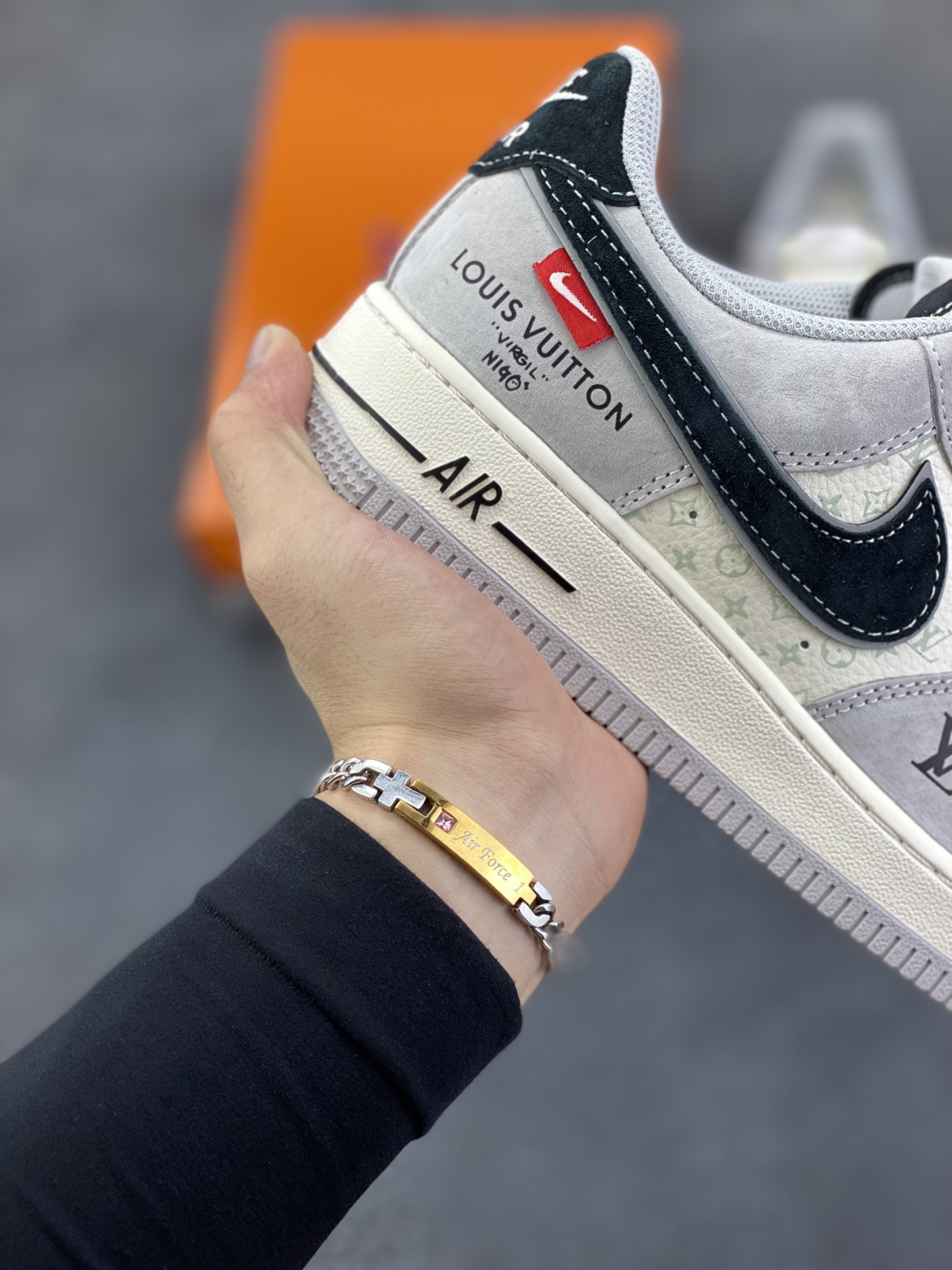 图片[6]-Nike Air Force 1 \’07 Low “LV联名——猪八米灰黑”空军一号 低帮 运动鞋 休闲鞋 折边针车 工艺难度大 原楦头原纸板 原装鞋盒 定制五金配件 内置全掌气垫 原厂鞋底 货号：MZ9588-810 尺码：36 36.5 37.5 38 38.5 39 40 40.5 41 42 42.5 43 44 44.5 45-选品中心