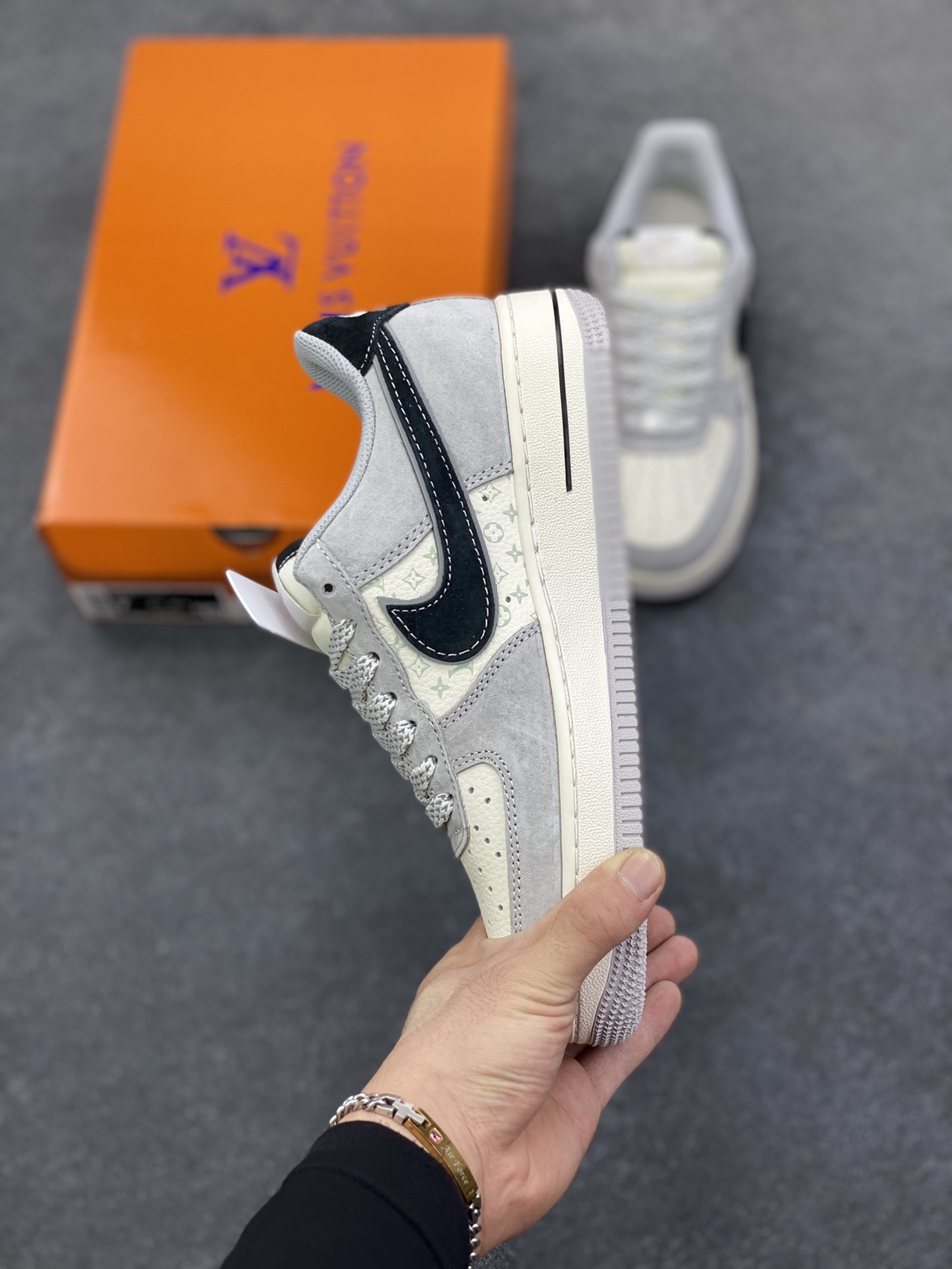 图片[3]-Nike Air Force 1 \’07 Low “LV联名——猪八米灰黑”空军一号 低帮 运动鞋 休闲鞋 折边针车 工艺难度大 原楦头原纸板 原装鞋盒 定制五金配件 内置全掌气垫 原厂鞋底 货号：MZ9588-810 尺码：36 36.5 37.5 38 38.5 39 40 40.5 41 42 42.5 43 44 44.5 45-选品中心