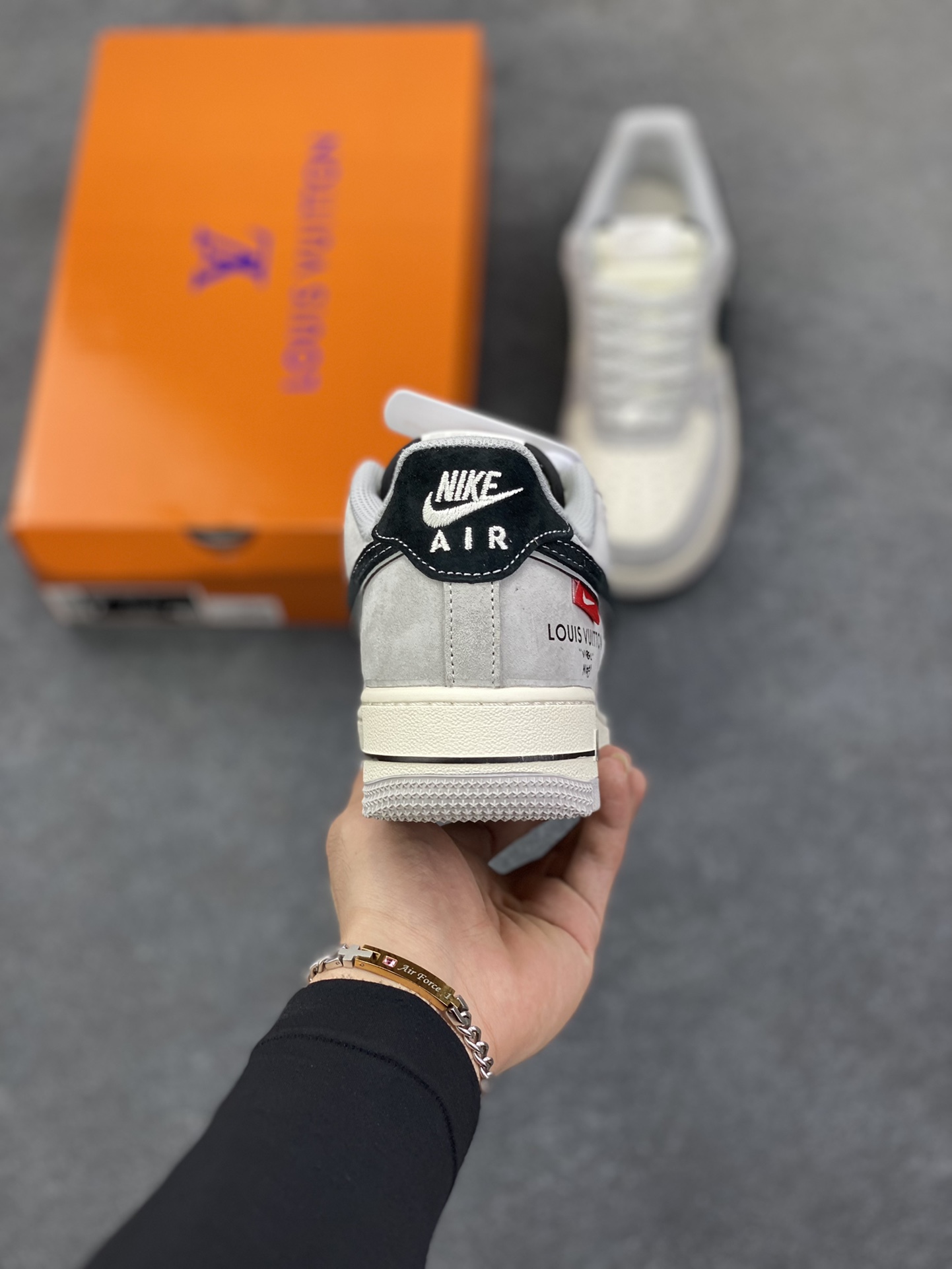 图片[4]-Nike Air Force 1 \’07 Low “LV联名——猪八米灰黑”空军一号 低帮 运动鞋 休闲鞋 折边针车 工艺难度大 原楦头原纸板 原装鞋盒 定制五金配件 内置全掌气垫 原厂鞋底 货号：MZ9588-810 尺码：36 36.5 37.5 38 38.5 39 40 40.5 41 42 42.5 43 44 44.5 45-选品中心