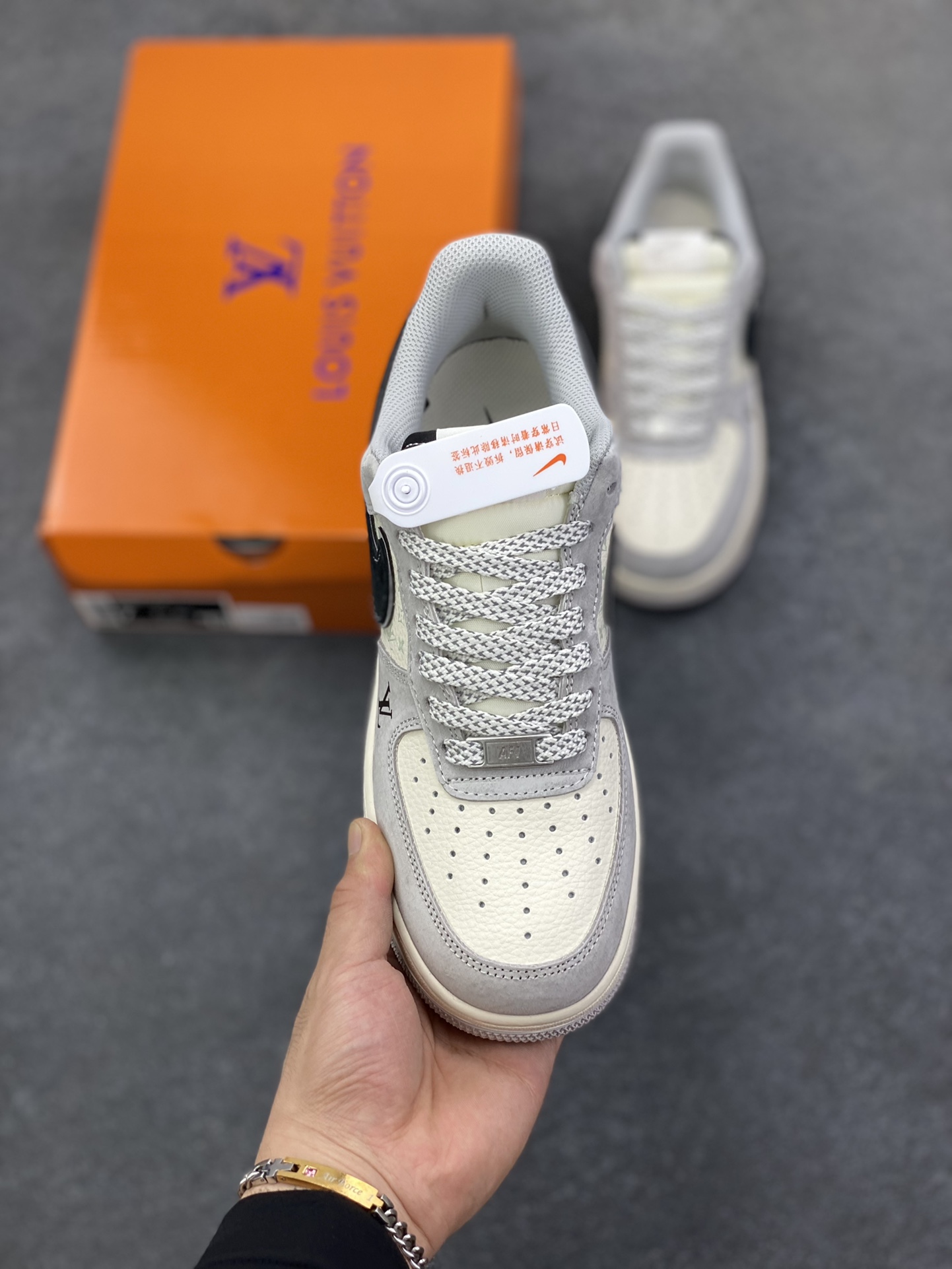 图片[2]-Nike Air Force 1 \’07 Low “LV联名——猪八米灰黑”空军一号 低帮 运动鞋 休闲鞋 折边针车 工艺难度大 原楦头原纸板 原装鞋盒 定制五金配件 内置全掌气垫 原厂鞋底 货号：MZ9588-810 尺码：36 36.5 37.5 38 38.5 39 40 40.5 41 42 42.5 43 44 44.5 45-选品中心