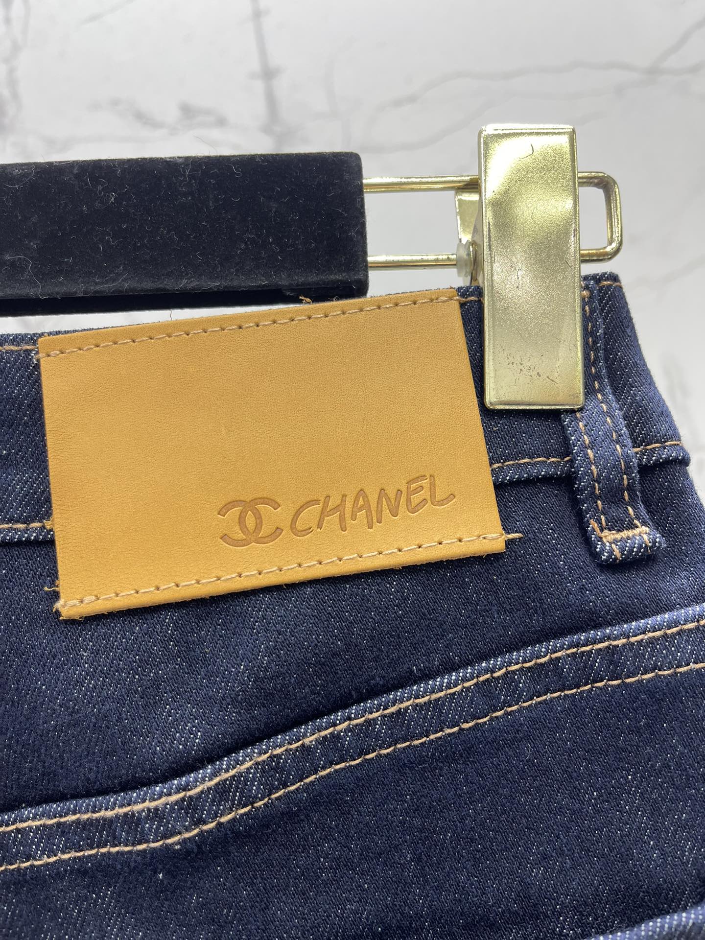 𝗖𝗛𝗔𝗡𝗘* 小香风刺绣字母logo丹宁四面弹直筒牛仔裤经典小香风刺绣字母logo，低调又高级！💎 丹宁