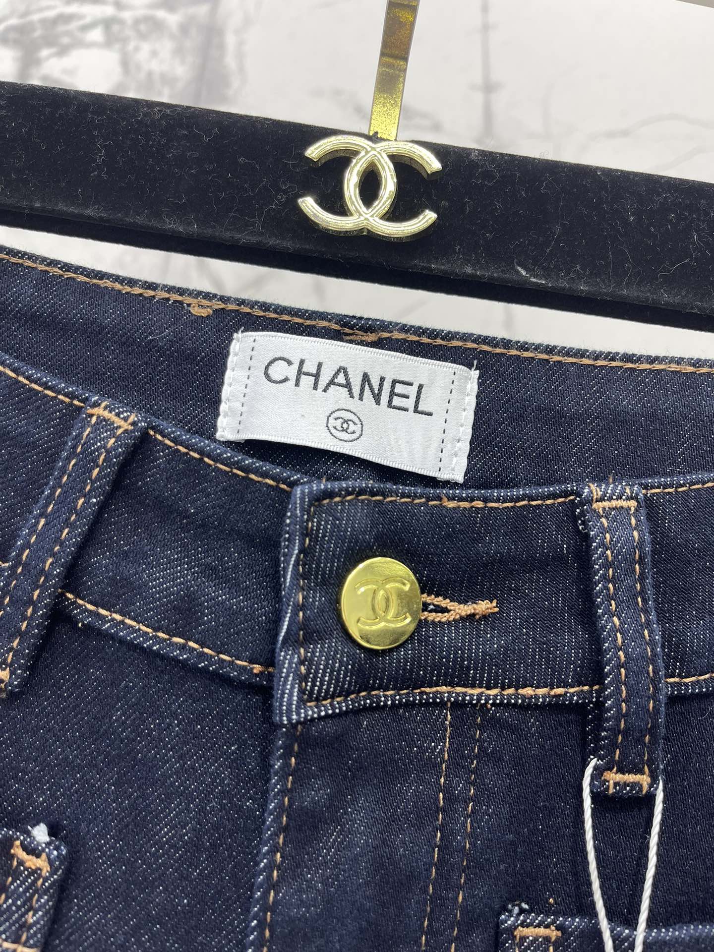 𝗖𝗛𝗔𝗡𝗘* 小香风刺绣字母logo丹宁四面弹直筒牛仔裤经典小香风刺绣字母logo，低调又高级！💎 丹宁