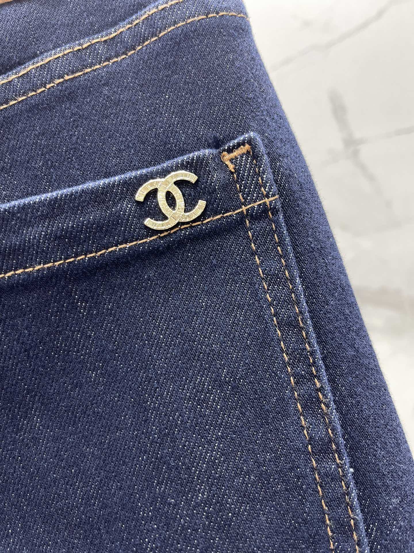 𝗖𝗛𝗔𝗡𝗘* 小香风刺绣字母logo丹宁四面弹直筒牛仔裤经典小香风刺绣字母logo，低调又高级！💎 丹宁
