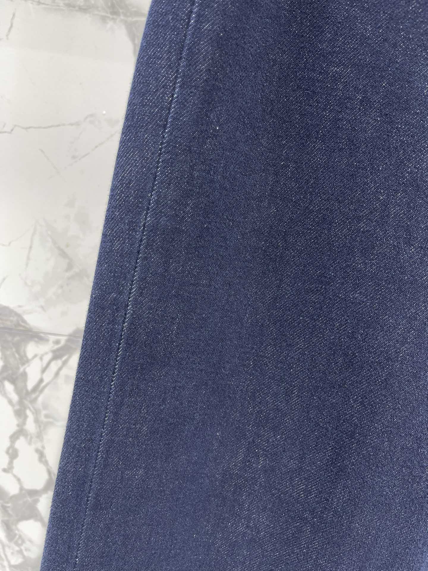 𝗖𝗛𝗔𝗡𝗘* 小香风刺绣字母logo丹宁四面弹直筒牛仔裤经典小香风刺绣字母logo，低调又高级！💎 丹宁