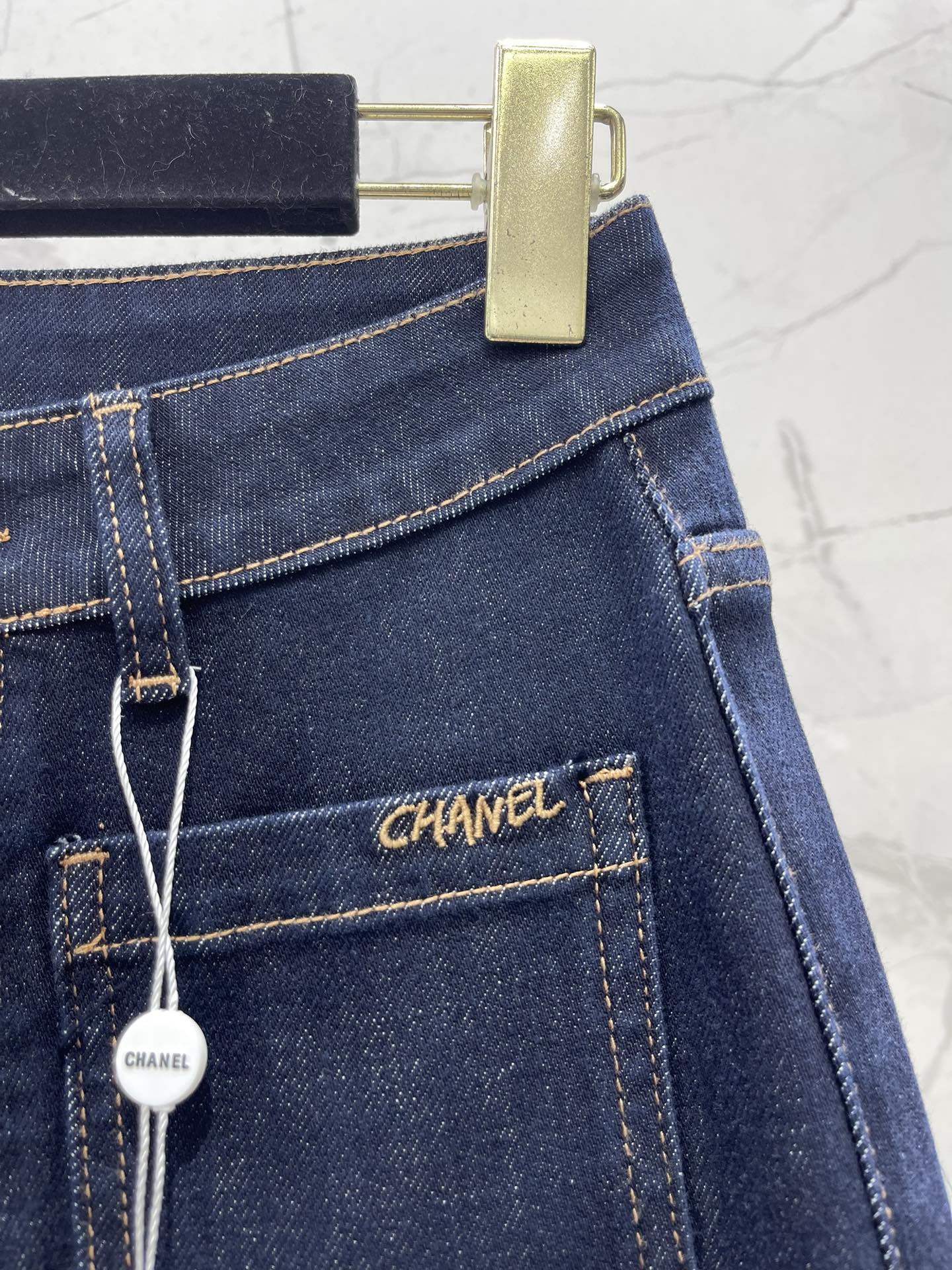 𝗖𝗛𝗔𝗡𝗘* 小香风刺绣字母logo丹宁四面弹直筒牛仔裤经典小香风刺绣字母logo，低调又高级！💎 丹宁