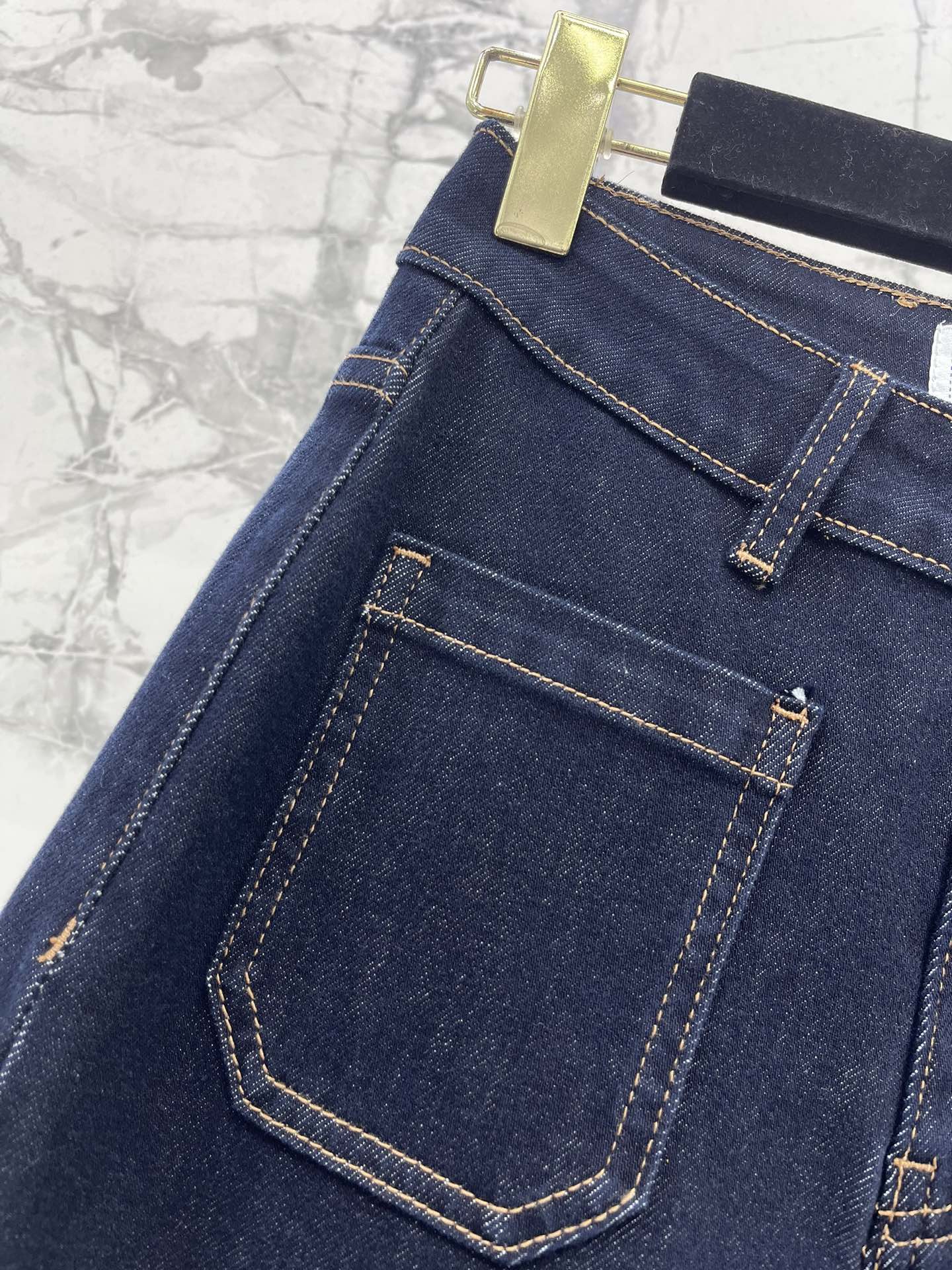 𝗖𝗛𝗔𝗡𝗘* 小香风刺绣字母logo丹宁四面弹直筒牛仔裤经典小香风刺绣字母logo，低调又高级！💎 丹宁