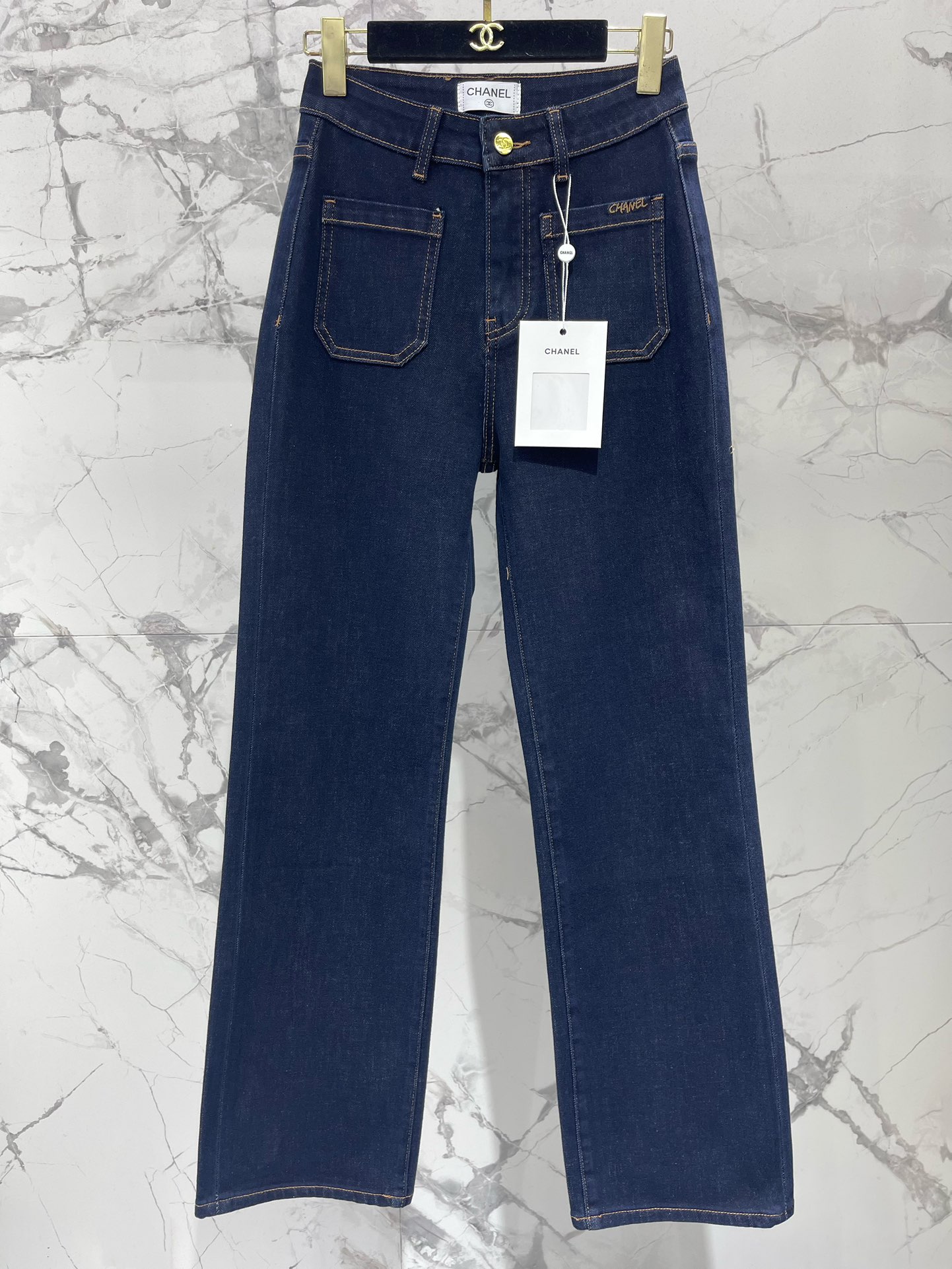 𝗖𝗛𝗔𝗡𝗘* 小香风刺绣字母logo丹宁四面弹直筒牛仔裤经典小香风刺绣字母logo，低调又高级！💎 丹宁