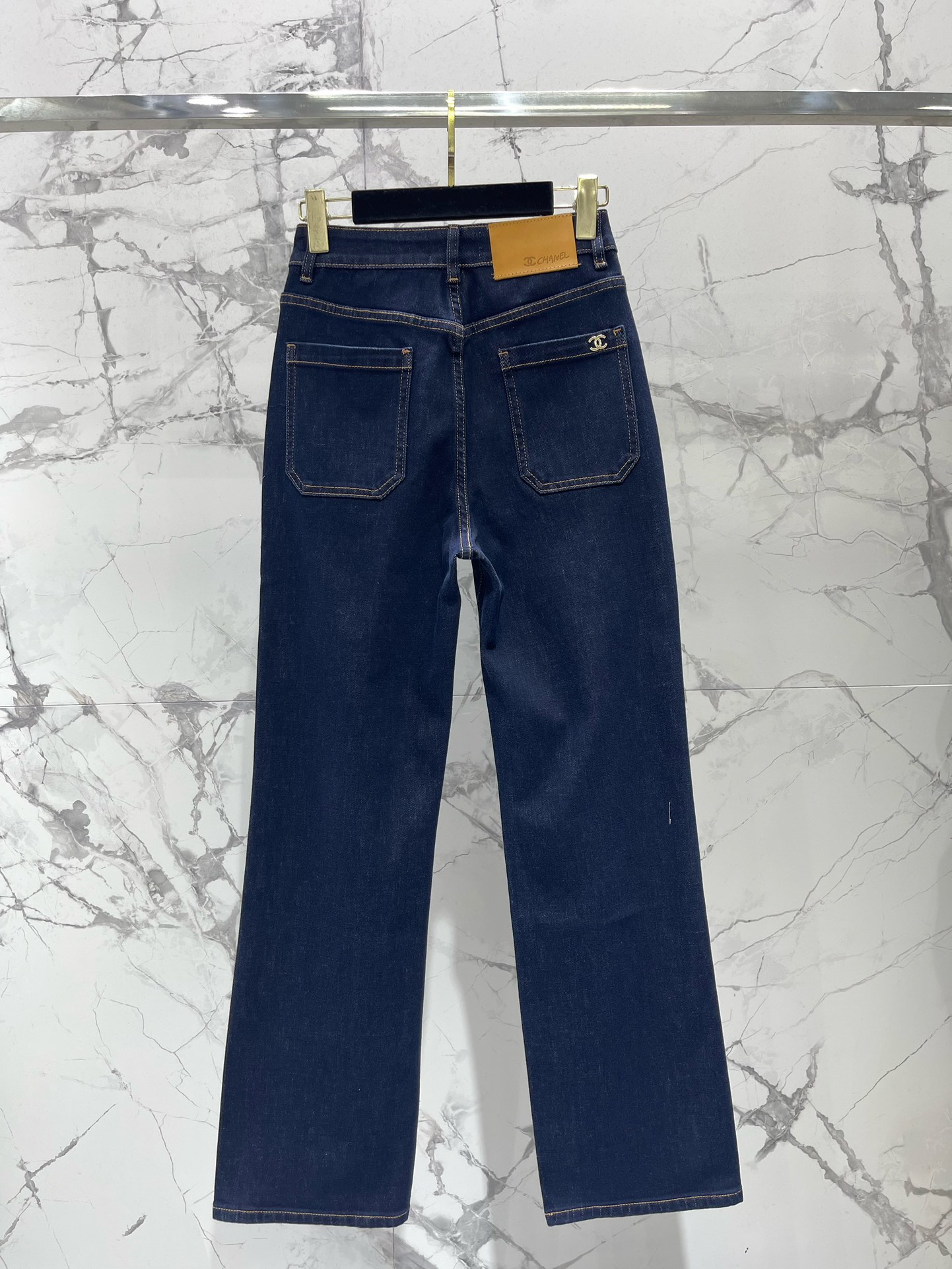 𝗖𝗛𝗔𝗡𝗘* 小香风刺绣字母logo丹宁四面弹直筒牛仔裤经典小香风刺绣字母logo，低调又高级！💎 丹宁