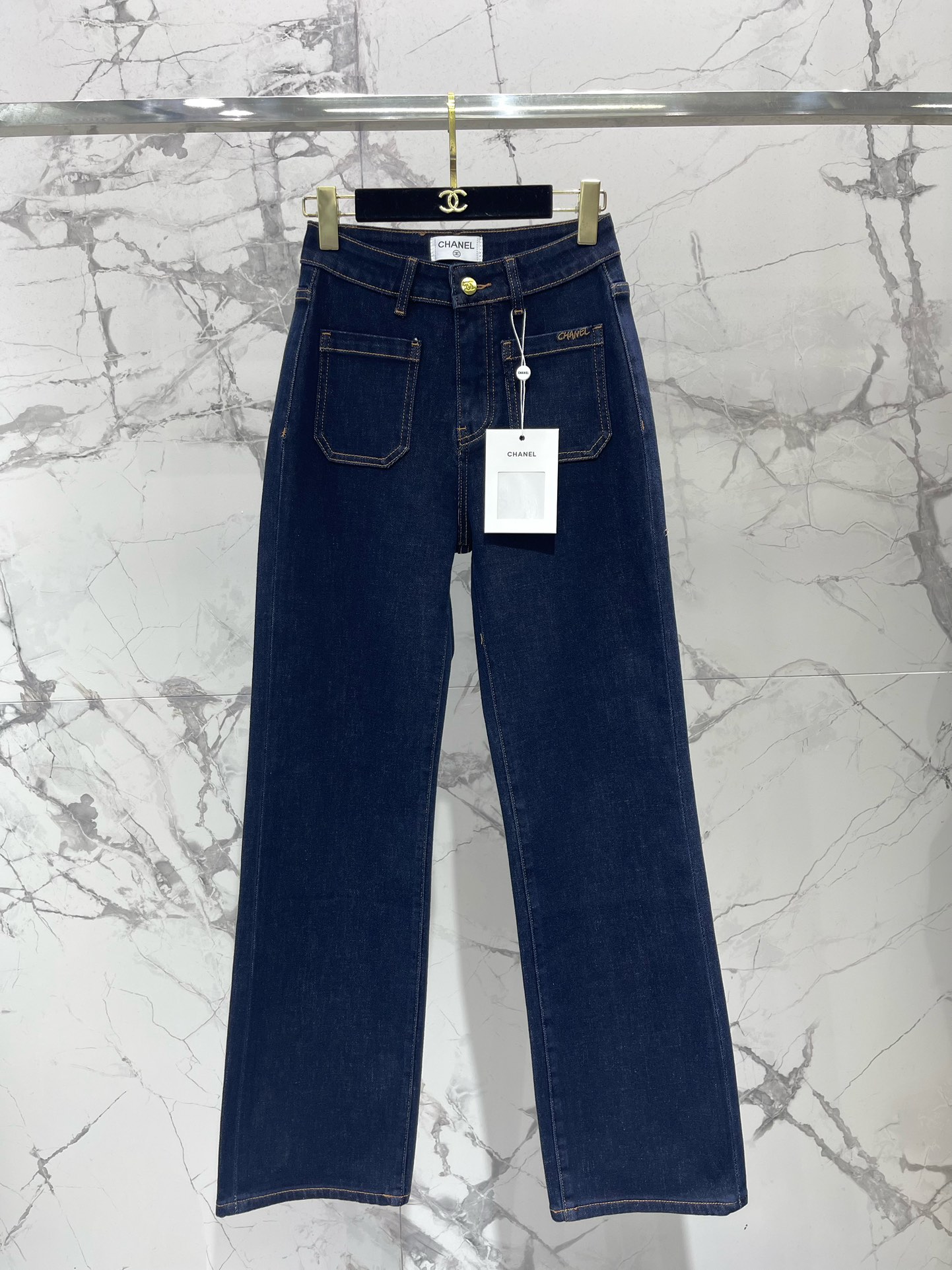 𝗖𝗛𝗔𝗡𝗘* 小香风刺绣字母logo丹宁四面弹直筒牛仔裤经典小香风刺绣字母logo，低调又高级！💎 丹宁