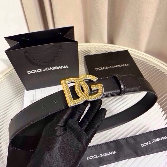 Dolce & Gabbana 徽标小牛皮腰带，风格优雅考究，可为各式造型注入典雅气质，4.0cm