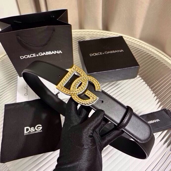 Dolce & Gabbana 徽标小牛皮腰带，风格优雅考究，可为各式造型注入典雅气质，4.0cm