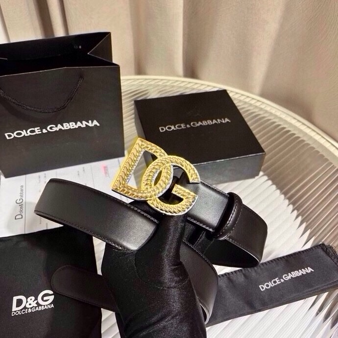 Dolce & Gabbana 徽标小牛皮腰带，风格优雅考究，可为各式造型注入典雅气质，4.0cm