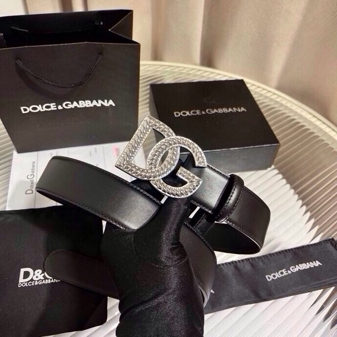 Dolce & Gabbana 徽标小牛皮腰带，风格优雅考究，可为各式造型注入典雅气质，4.0cm