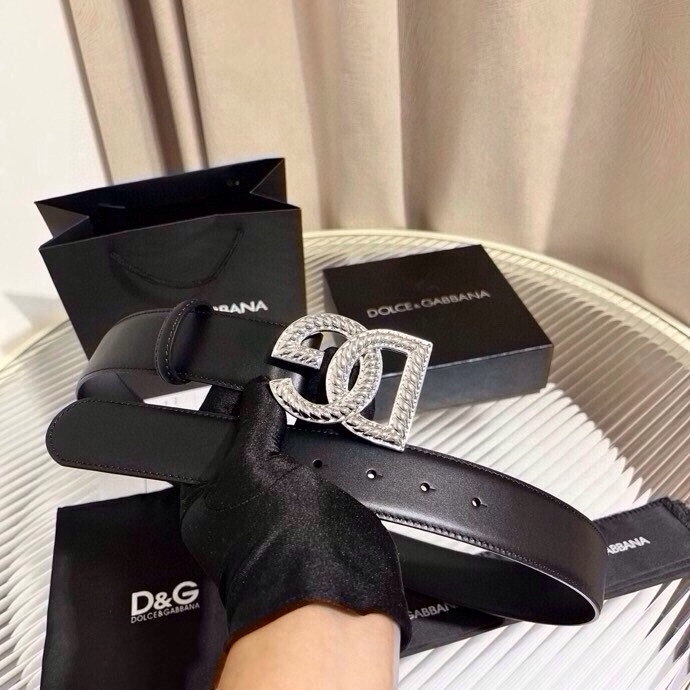 Dolce & Gabbana 徽标小牛皮腰带，风格优雅考究，可为各式造型注入典雅气质，4.0cm