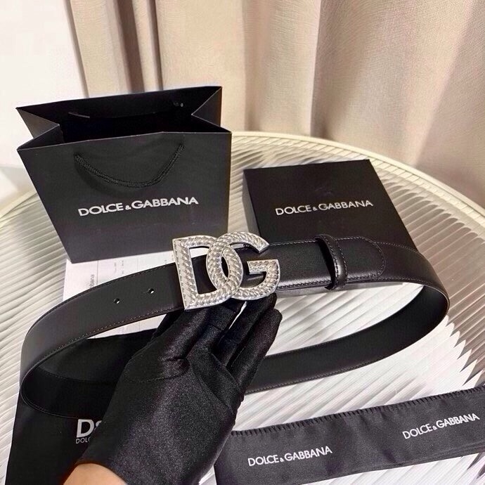 Dolce & Gabbana 徽标小牛皮腰带，风格优雅考究，可为各式造型注入典雅气质，4.0cm