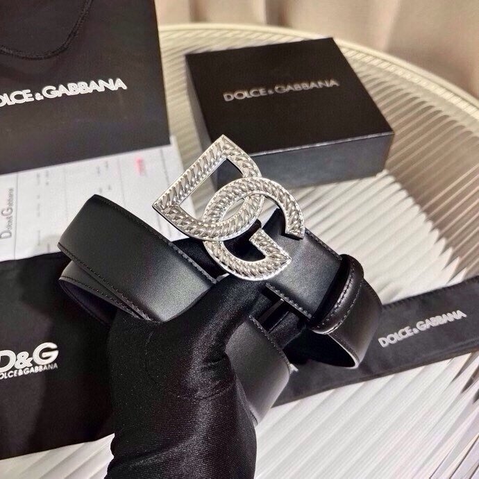 Dolce & Gabbana 徽标小牛皮腰带，风格优雅考究，可为各式造型注入典雅气质，4.0cm