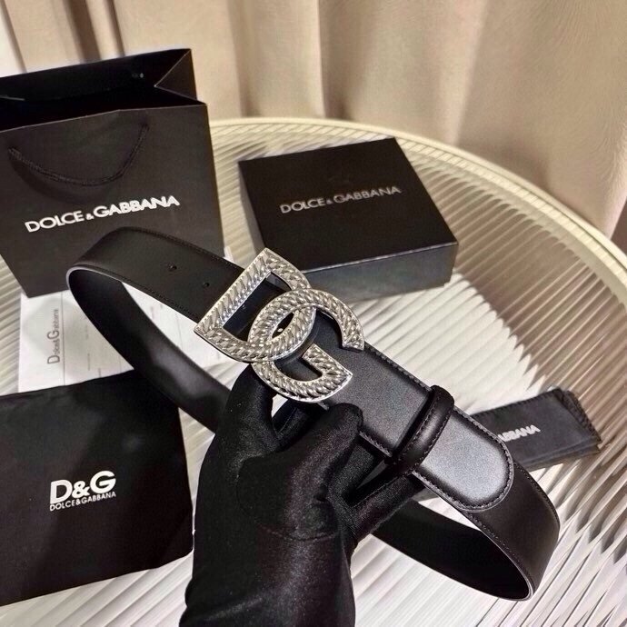 Dolce & Gabbana 徽标小牛皮腰带，风格优雅考究，可为各式造型注入典雅气质，4.0cm
