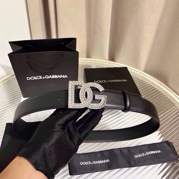 Dolce & Gabbana 徽标小牛皮腰带，风格优雅考究，可为各式造型注入典雅气质，4.0cm