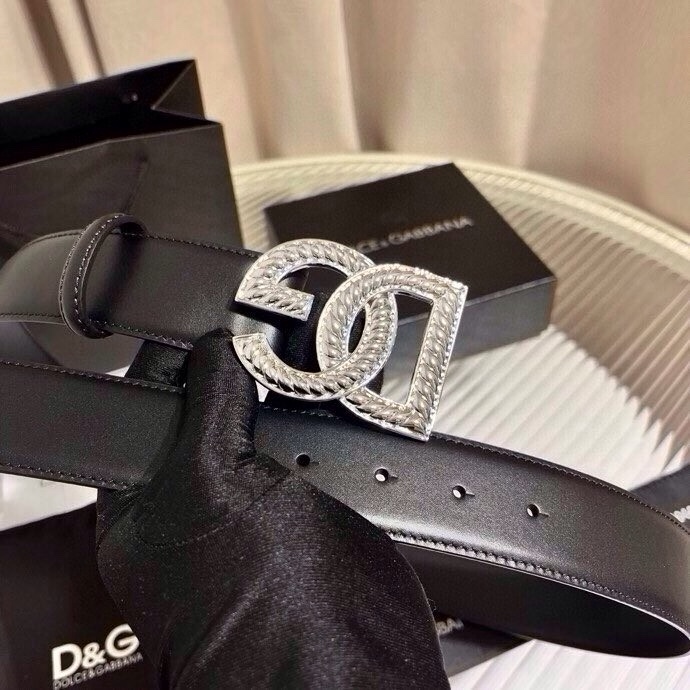 Dolce & Gabbana 徽标小牛皮腰带，风格优雅考究，可为各式造型注入典雅气质，4.0cm