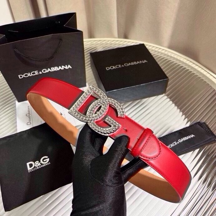 Dolce & Gabbana 徽标小牛皮腰带，风格优雅考究，可为各式造型注入典雅气质，4.0cm