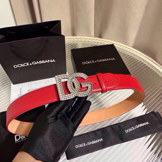 Dolce & Gabbana 徽标小牛皮腰带，风格优雅考究，可为各式造型注入典雅气质，4.0cm