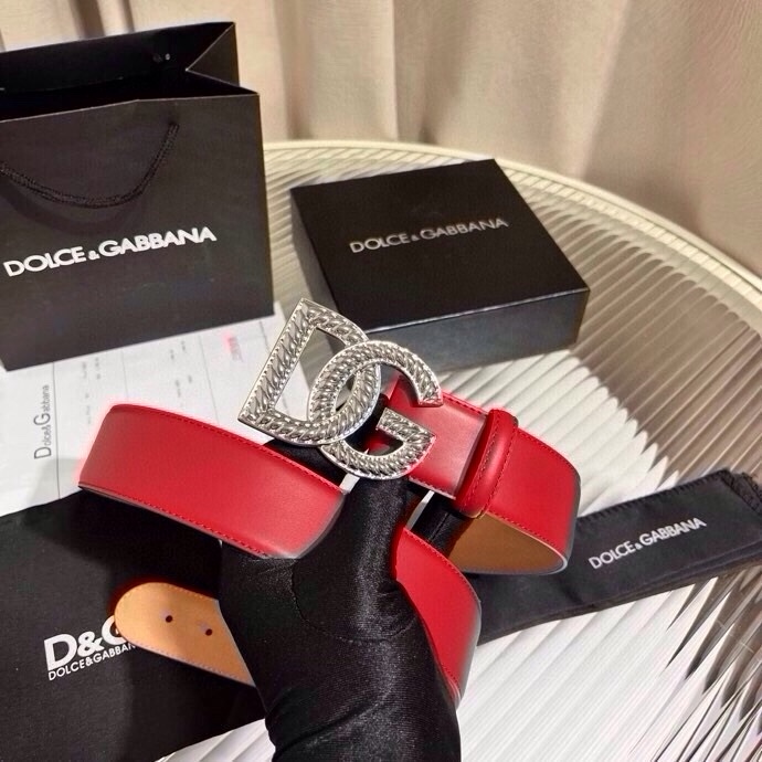 Dolce & Gabbana 徽标小牛皮腰带，风格优雅考究，可为各式造型注入典雅气质，4.0cm