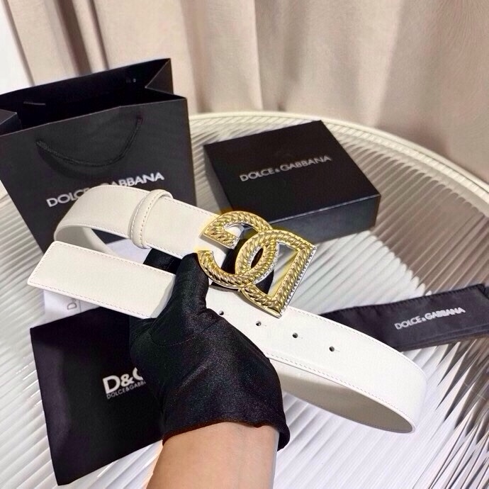 Dolce & Gabbana 徽标小牛皮腰带，风格优雅考究，可为各式造型注入典雅气质，4.0cm