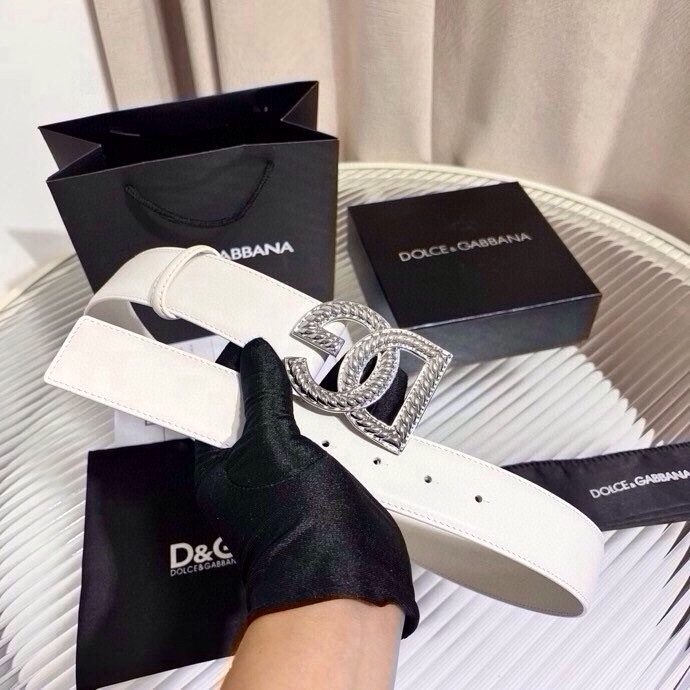 Dolce & Gabbana 徽标小牛皮腰带，风格优雅考究，可为各式造型注入典雅气质，4.0cm