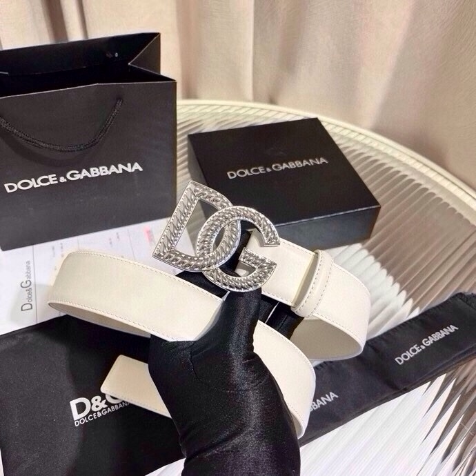 Dolce & Gabbana 徽标小牛皮腰带，风格优雅考究，可为各式造型注入典雅气质，4.0cm