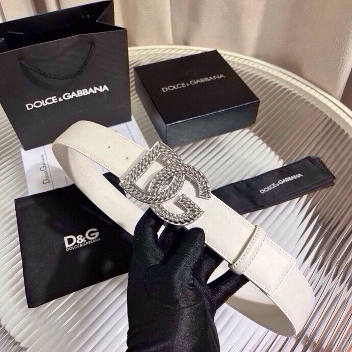 Dolce & Gabbana 徽标小牛皮腰带，风格优雅考究，可为各式造型注入典雅气质，4.0cm