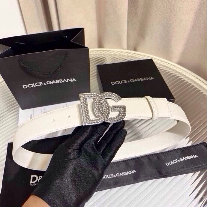 Dolce & Gabbana 徽标小牛皮腰带，风格优雅考究，可为各式造型注入典雅气质，4.0cm