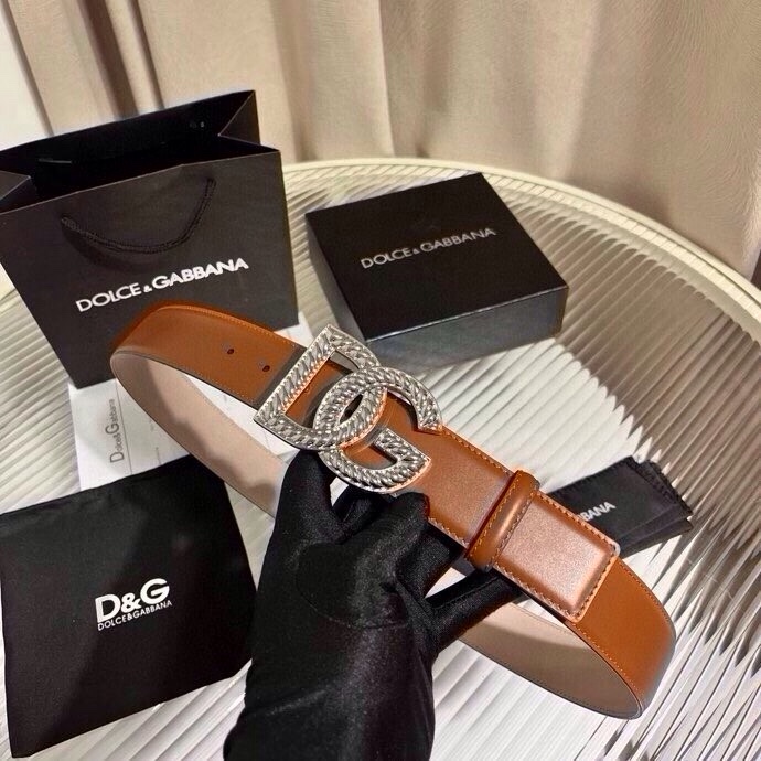 Dolce & Gabbana 徽标小牛皮腰带，风格优雅考究，可为各式造型注入典雅气质，4.0cm