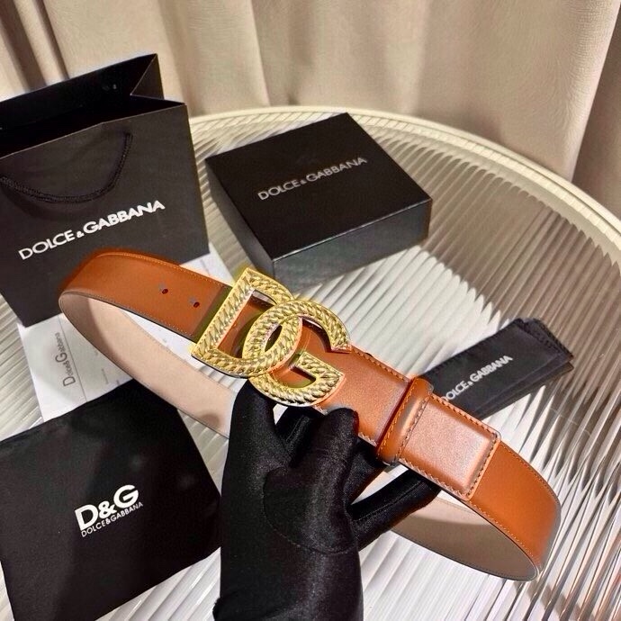 Dolce & Gabbana 徽标小牛皮腰带，风格优雅考究，可为各式造型注入典雅气质，4.0cm