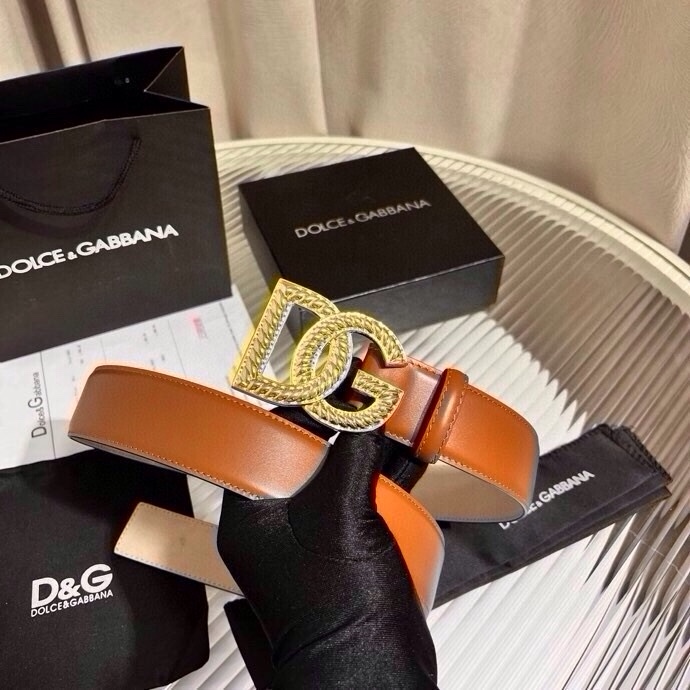 Dolce & Gabbana 徽标小牛皮腰带，风格优雅考究，可为各式造型注入典雅气质，4.0cm